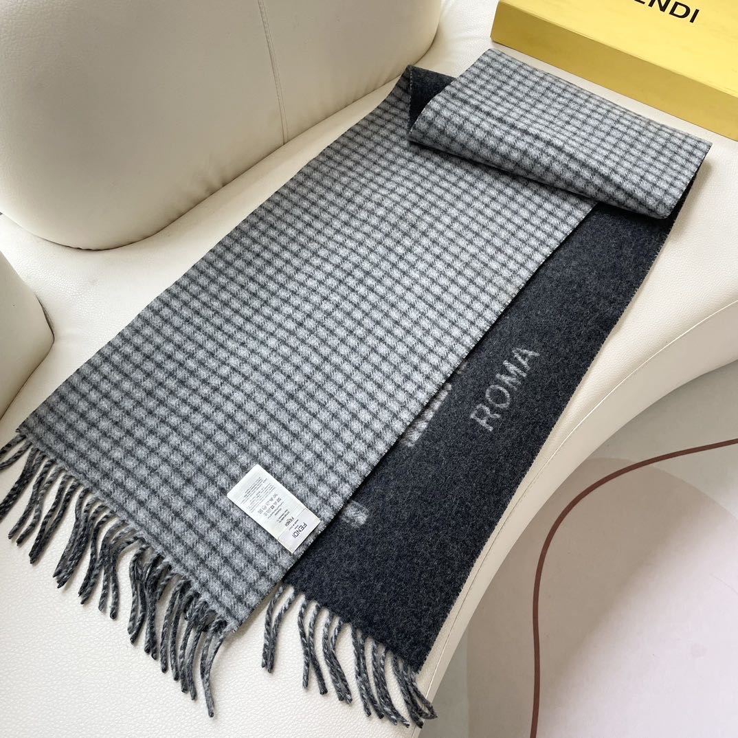 Fendi新款，男女同款双面提花围巾，芬迪一改往日的老花系列，采用复古格子风格，真是把时尚潮流拿捏的稳稳