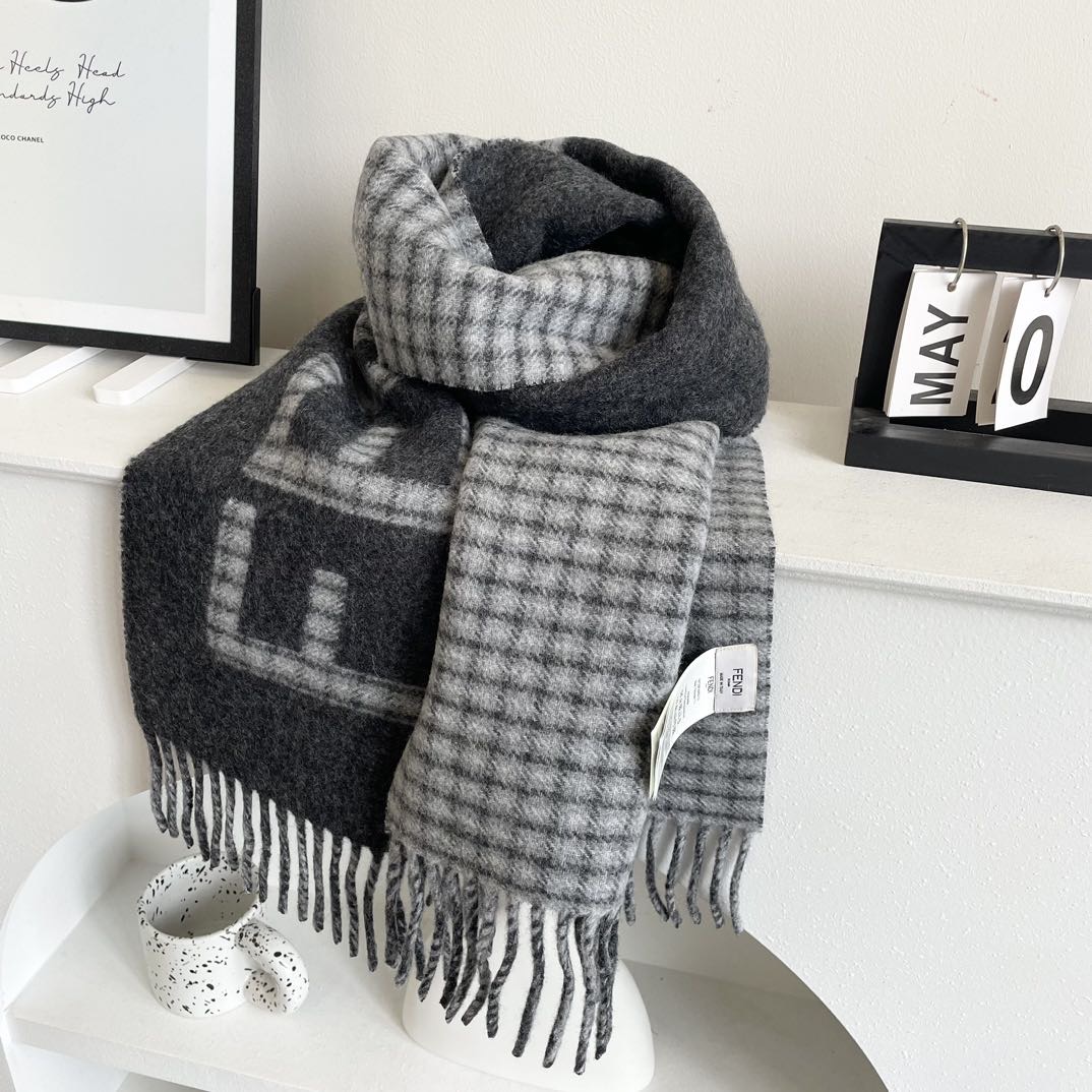 Fendi新款，男女同款双面提花围巾，芬迪一改往日的老花系列，采用复古格子风格，真是把时尚潮流拿捏的稳稳