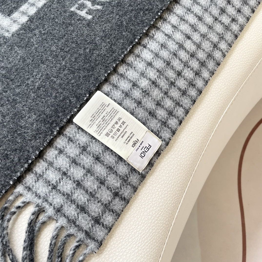 Fendi新款，男女同款双面提花围巾，芬迪一改往日的老花系列，采用复古格子风格，真是把时尚潮流拿捏的稳稳