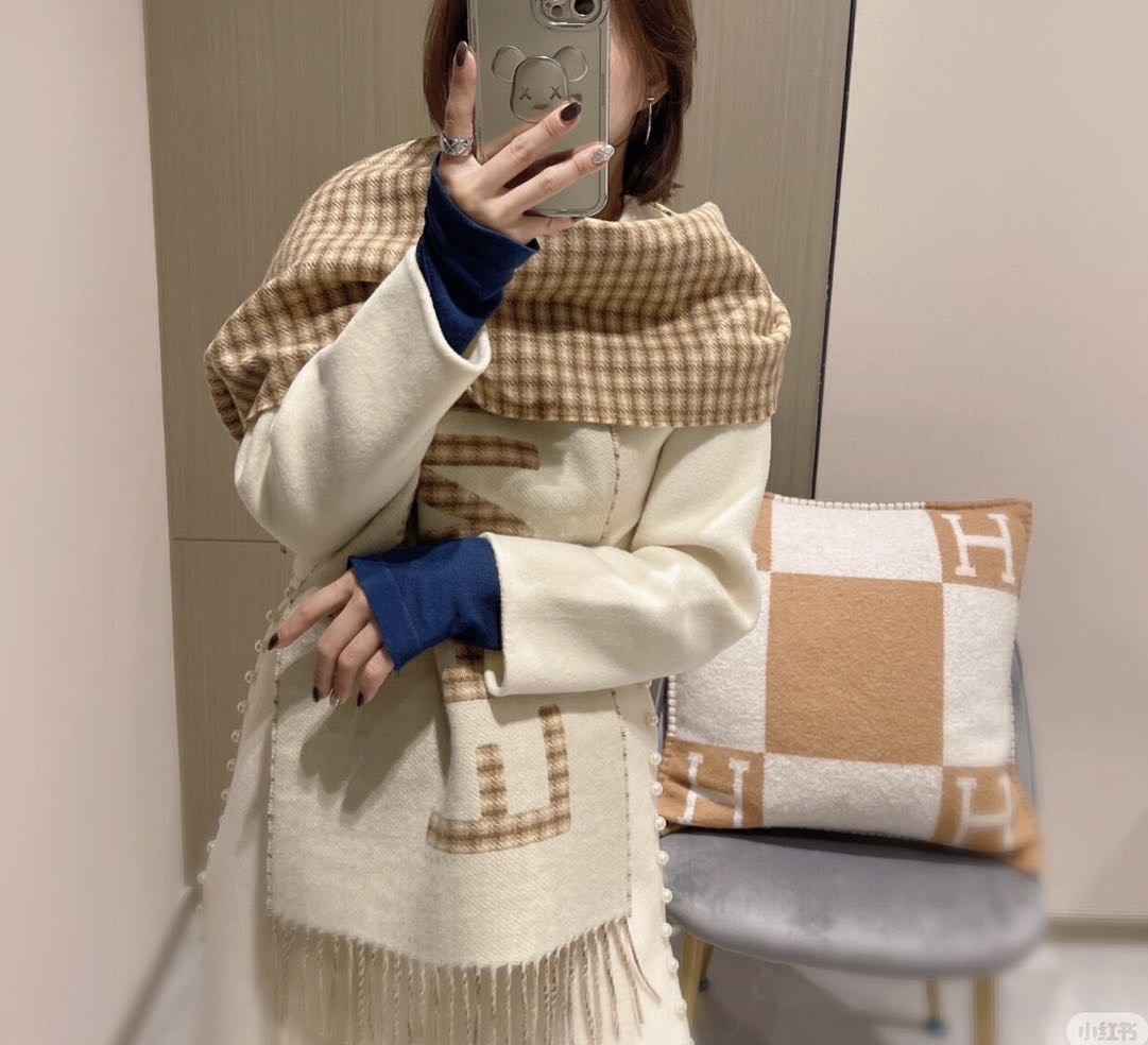 NO:511245,Fendi's new style, the same double-sided jacquard scarf for men and women. Fendi has changed the old-fashioned series of the past and adopts a retro plaid style, which really controls the fashion trends. Cream wool and cashmere scarf, with oversized Fendi Roma letter embellishment, plaid pattern lining, tassel edge. Made in Italy, this export order is rare and is also a very Classical design. It is classic and generous. The upper body is invincible. The fabric is made of customer-supplied cashmere wool material, ingredients, 25 cashmere, 75 wool, heavy feel, specifications 30*180 tassels 10x2cm2 meters in length, can be worn or surrounded. It is very suitable for formal wear or casual wear. Original order, benchmarking, trademark tags are the same. High-version scarf, high-version scarf, fendi, fendi19860909Fendi新款,男女同款双面提花围巾,芬迪一改往日的老花系列,采用复古格子风格,真是把时尚潮流拿捏的稳稳的,奶油色羊毛和羊绒围巾,饰超大Fendi Roma字母点缀.格纹图案衬里.流苏边.意大利制造,这种出口订单比较难遇也是非常Classical的设计,经典大方上身无敌好看,面料采用的是客供的羊绒羊毛材质,成份,25羊绒,75羊毛,手感厚重,规格30*180流苏10x2cm2米的长度可披可围,搭配正装或者搭配休闲装都很合适,原单,对标,商标吊牌一样一样一样.高版本围巾,高版本围巾,fendi,fendi,scarf