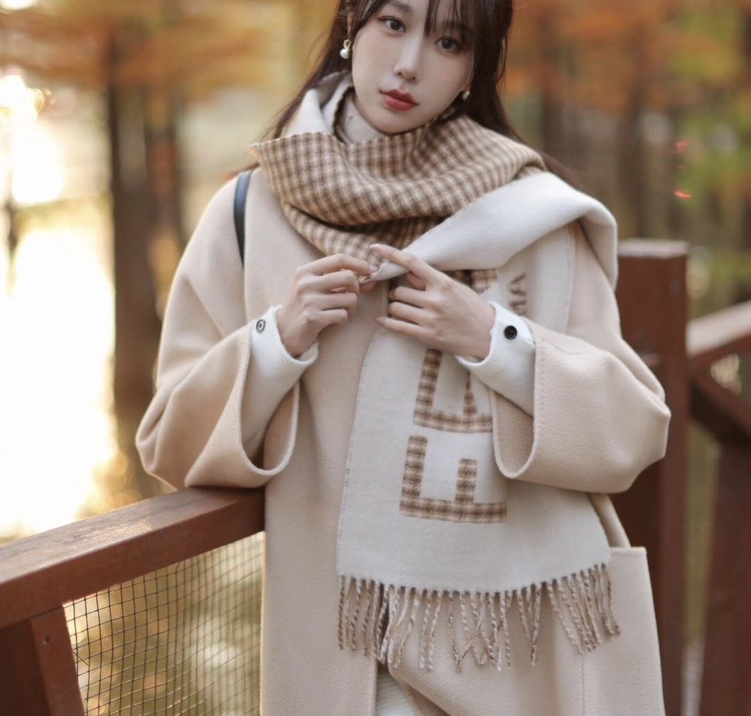 Fendi新款，男女同款双面提花围巾，芬迪一改往日的老花系列，采用复古格子风格，真是把时尚潮流拿捏的稳稳