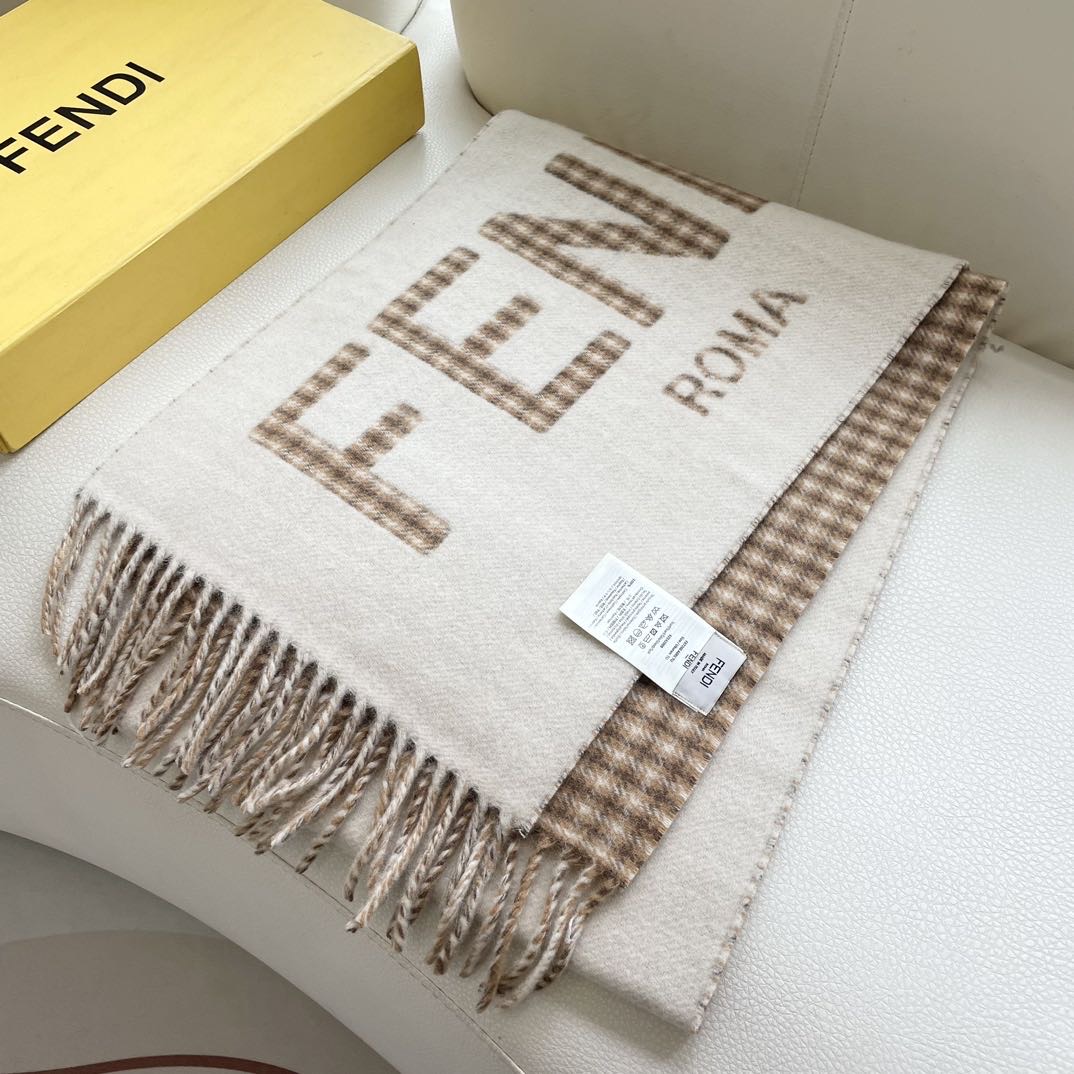 Fendi新款，男女同款双面提花围巾，芬迪一改往日的老花系列，采用复古格子风格，真是把时尚潮流拿捏的稳稳