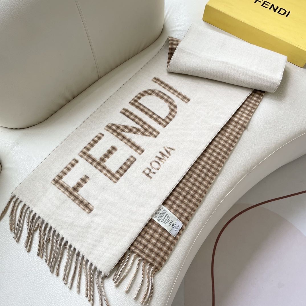 Fendi新款，男女同款双面提花围巾，芬迪一改往日的老花系列，采用复古格子风格，真是把时尚潮流拿捏的稳稳