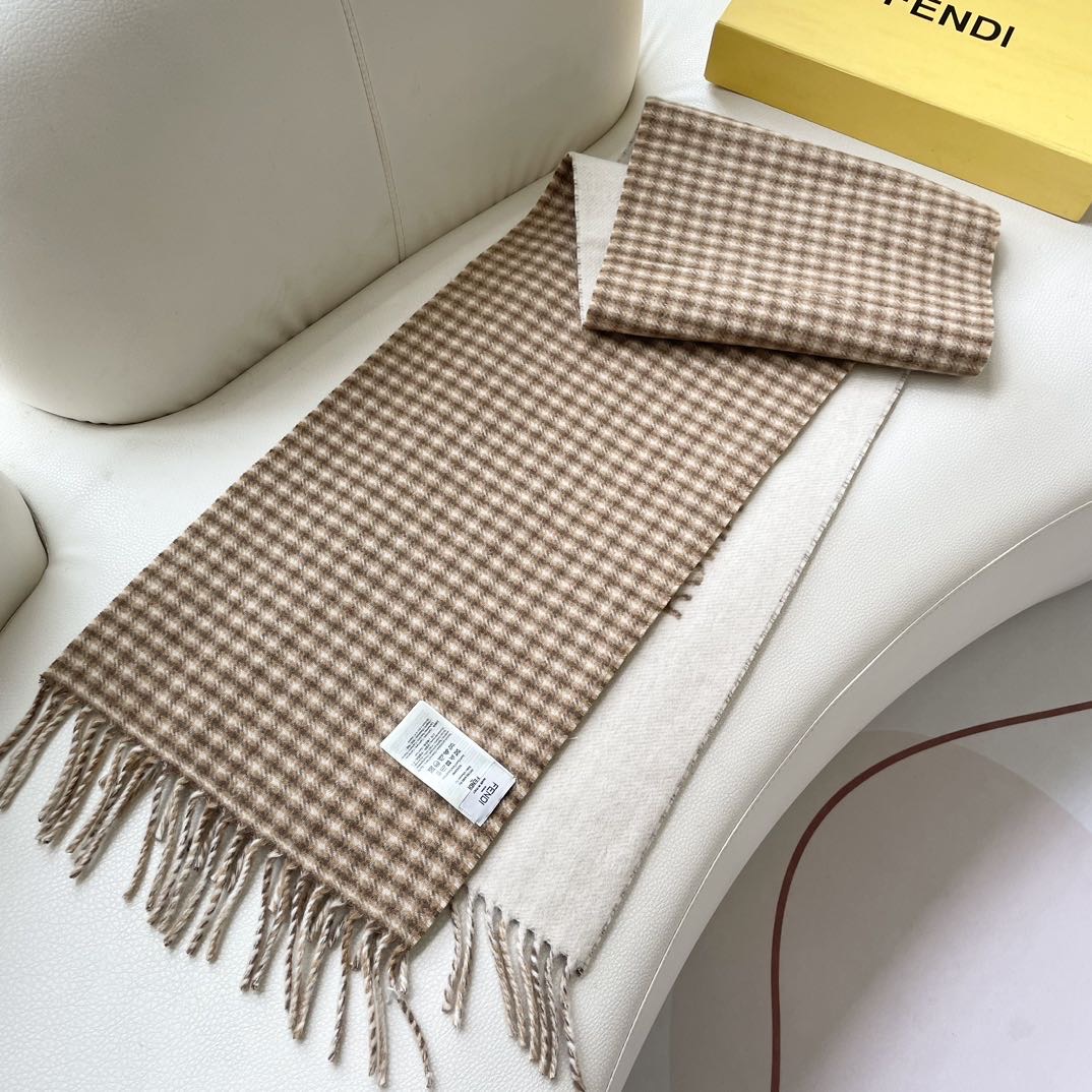 Fendi新款，男女同款双面提花围巾，芬迪一改往日的老花系列，采用复古格子风格，真是把时尚潮流拿捏的稳稳