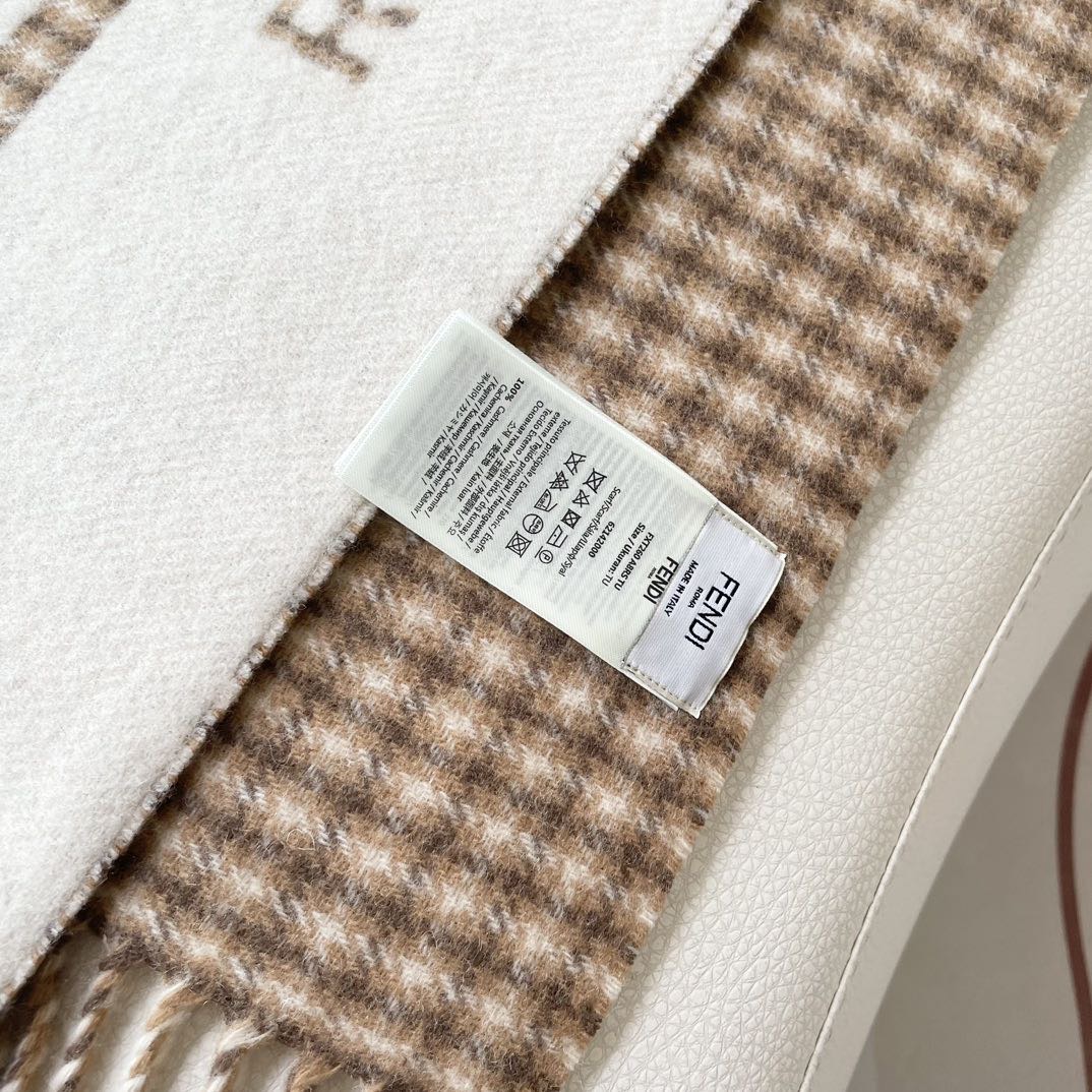 Fendi新款，男女同款双面提花围巾，芬迪一改往日的老花系列，采用复古格子风格，真是把时尚潮流拿捏的稳稳