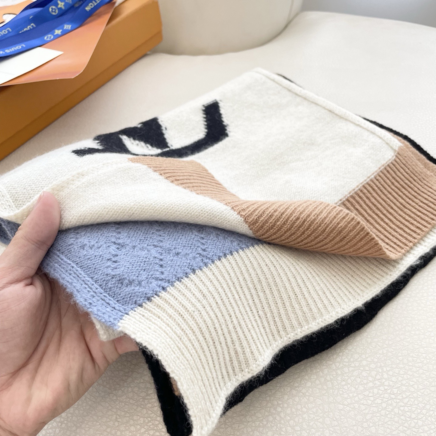 😍2025专柜最新款‼️【顶级羊绒围巾】。爆款哦 😘💍实物真心美 🎀披肩配以精美💓💃🏻整条围巾颜色的搭配