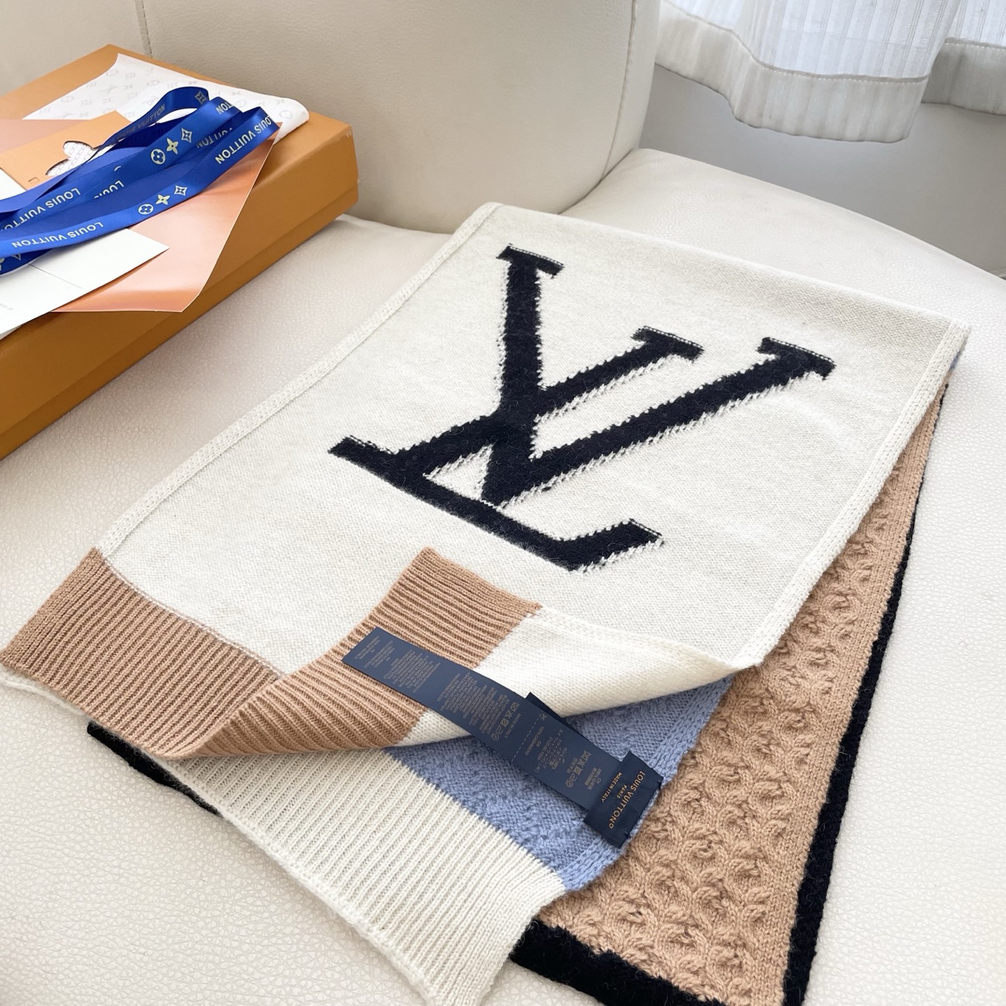 😍2025专柜最新款‼️【顶级羊绒围巾】。爆款哦 😘💍实物真心美 🎀披肩配以精美💓💃🏻整条围巾颜色的搭配