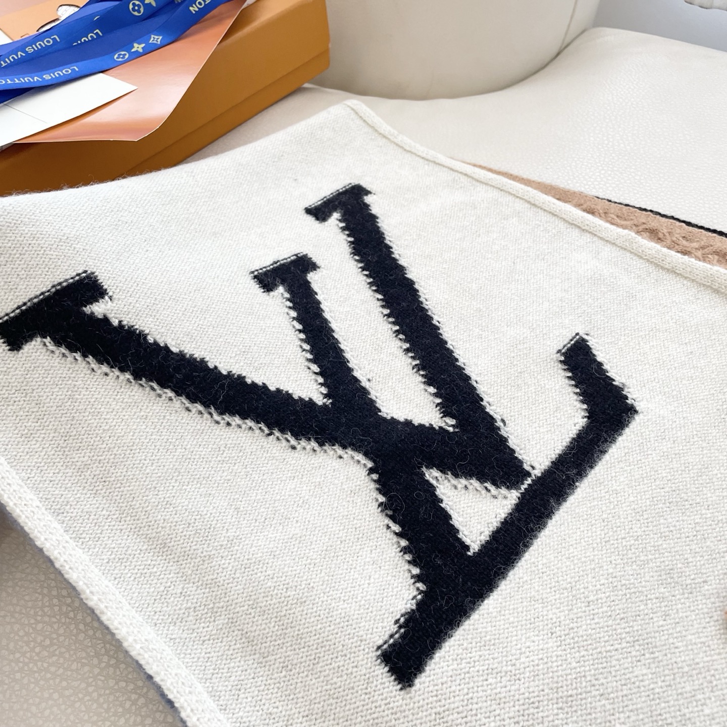 😍2025专柜最新款‼️【顶级羊绒围巾】。爆款哦 😘💍实物真心美 🎀披肩配以精美💓💃🏻整条围巾颜色的搭配