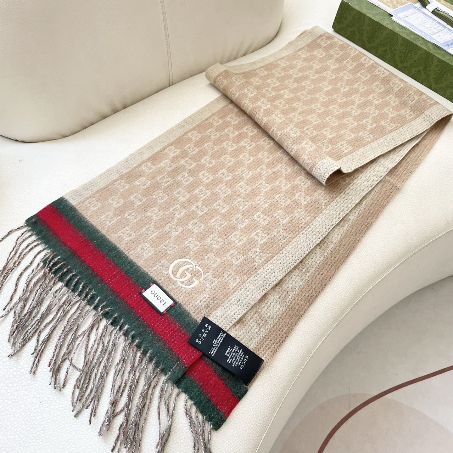 Gucci非常正的围巾~面料大爱，软糯手感，非常柔软细腻舒服‼️经典招牌GG字母元素❤️大气简约，超级好