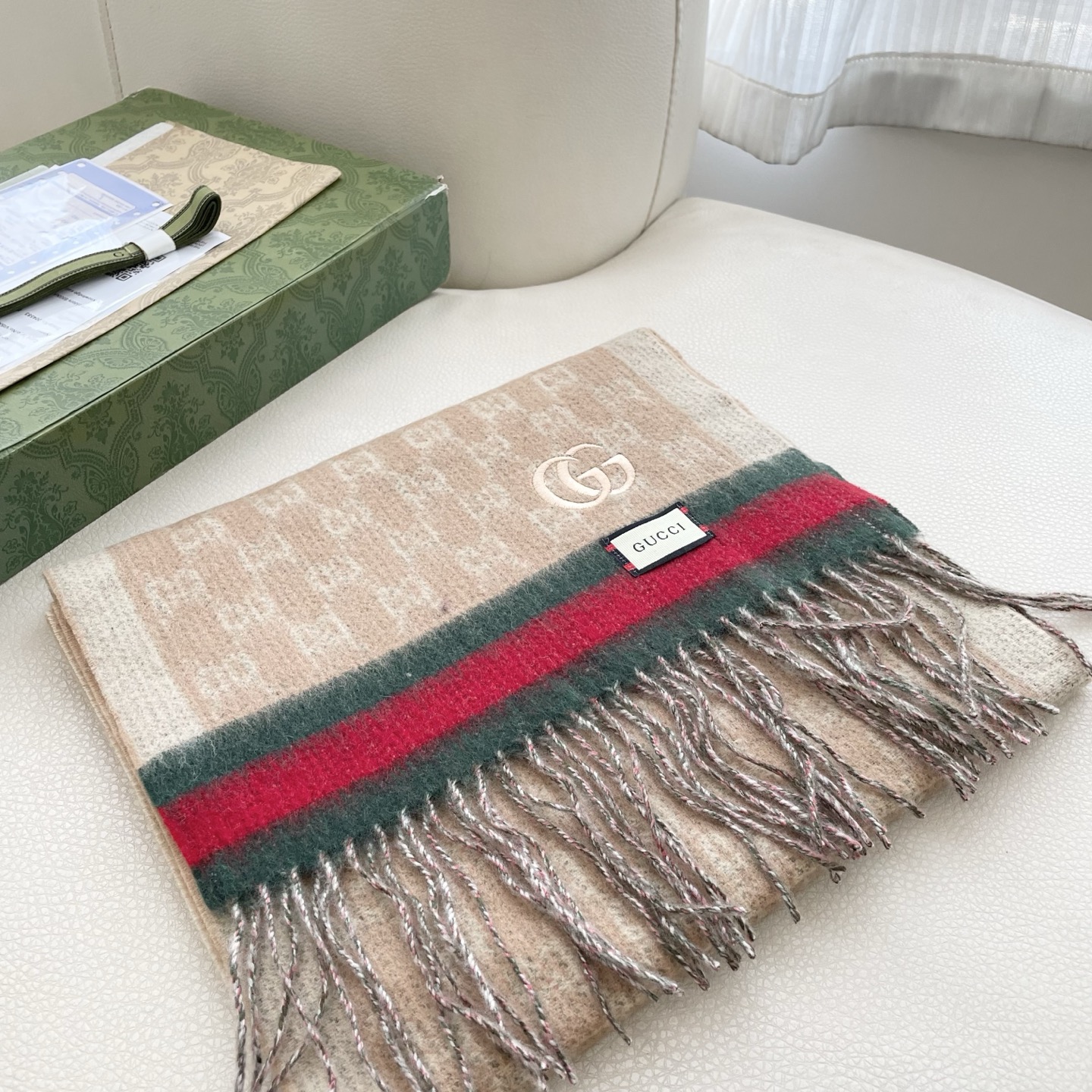 Gucci非常正的围巾~面料大爱，软糯手感，非常柔软细腻舒服‼️经典招牌GG字母元素❤️大气简约，超级好