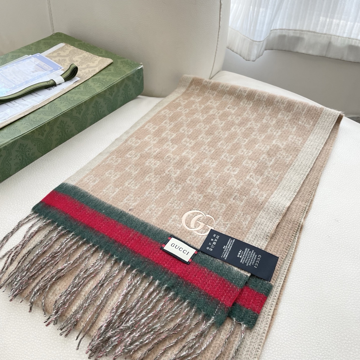 Gucci非常正的围巾~面料大爱，软糯手感，非常柔软细腻舒服‼️经典招牌GG字母元素❤️大气简约，超级好