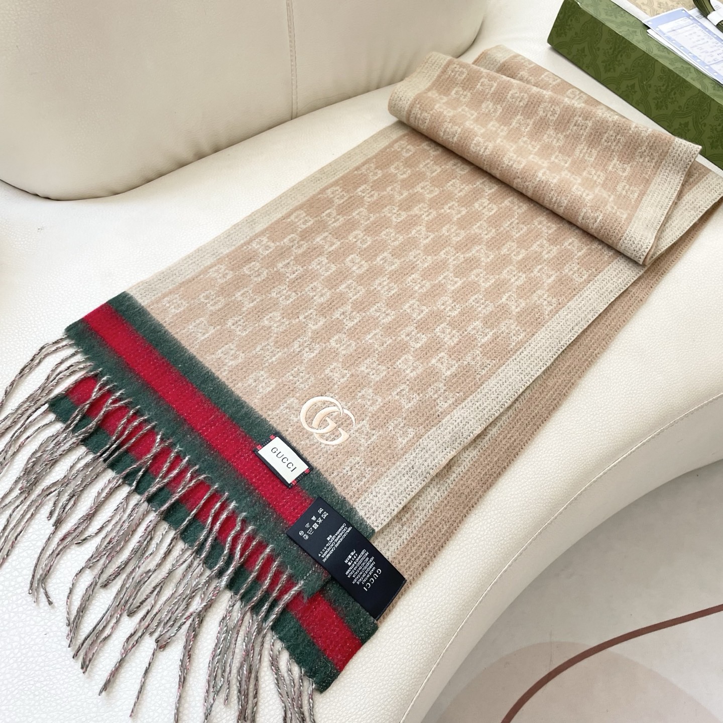 Gucci非常正的围巾~面料大爱，软糯手感，非常柔软细腻舒服‼️经典招牌GG字母元素❤️大气简约，超级好