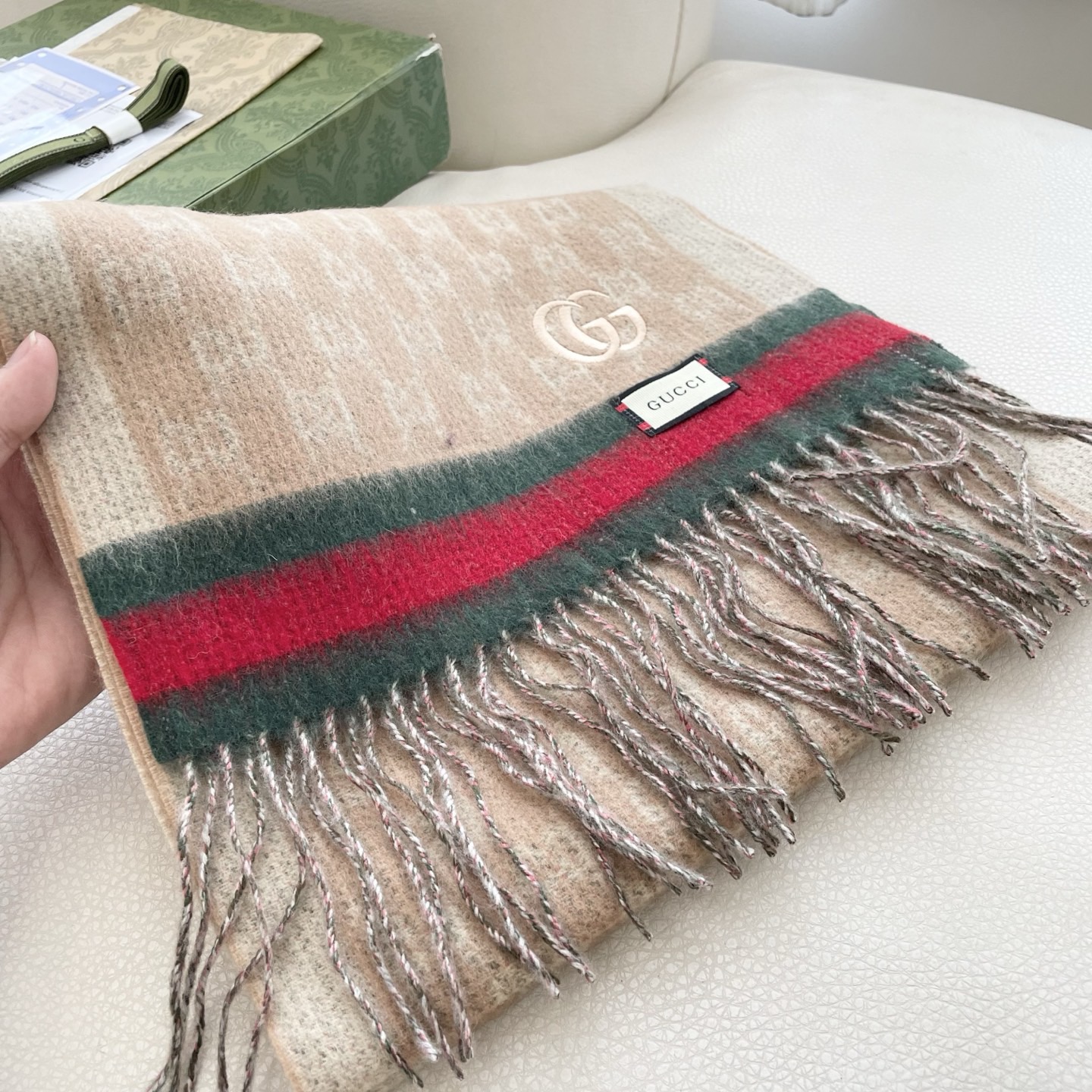 Gucci非常正的围巾~面料大爱，软糯手感，非常柔软细腻舒服‼️经典招牌GG字母元素❤️大气简约，超级好