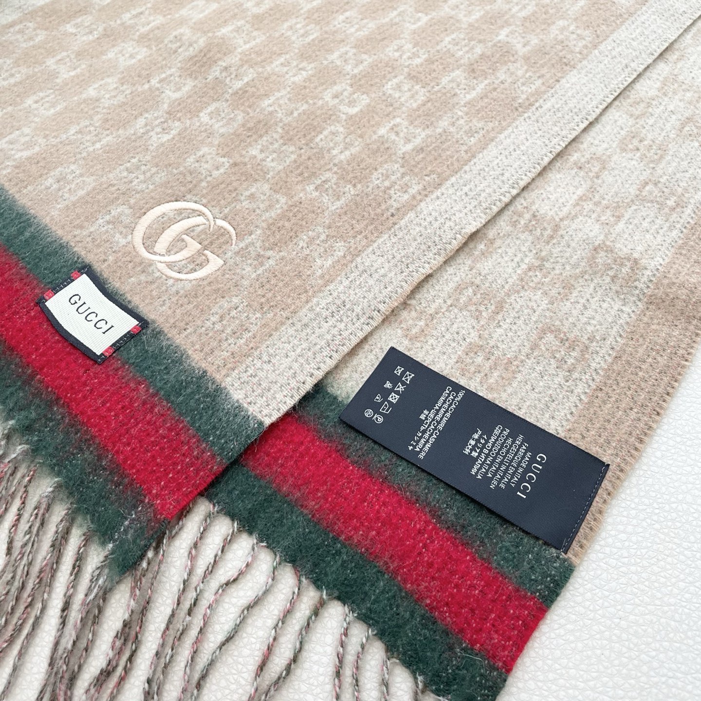 Gucci非常正的围巾~面料大爱，软糯手感，非常柔软细腻舒服‼️经典招牌GG字母元素❤️大气简约，超级好