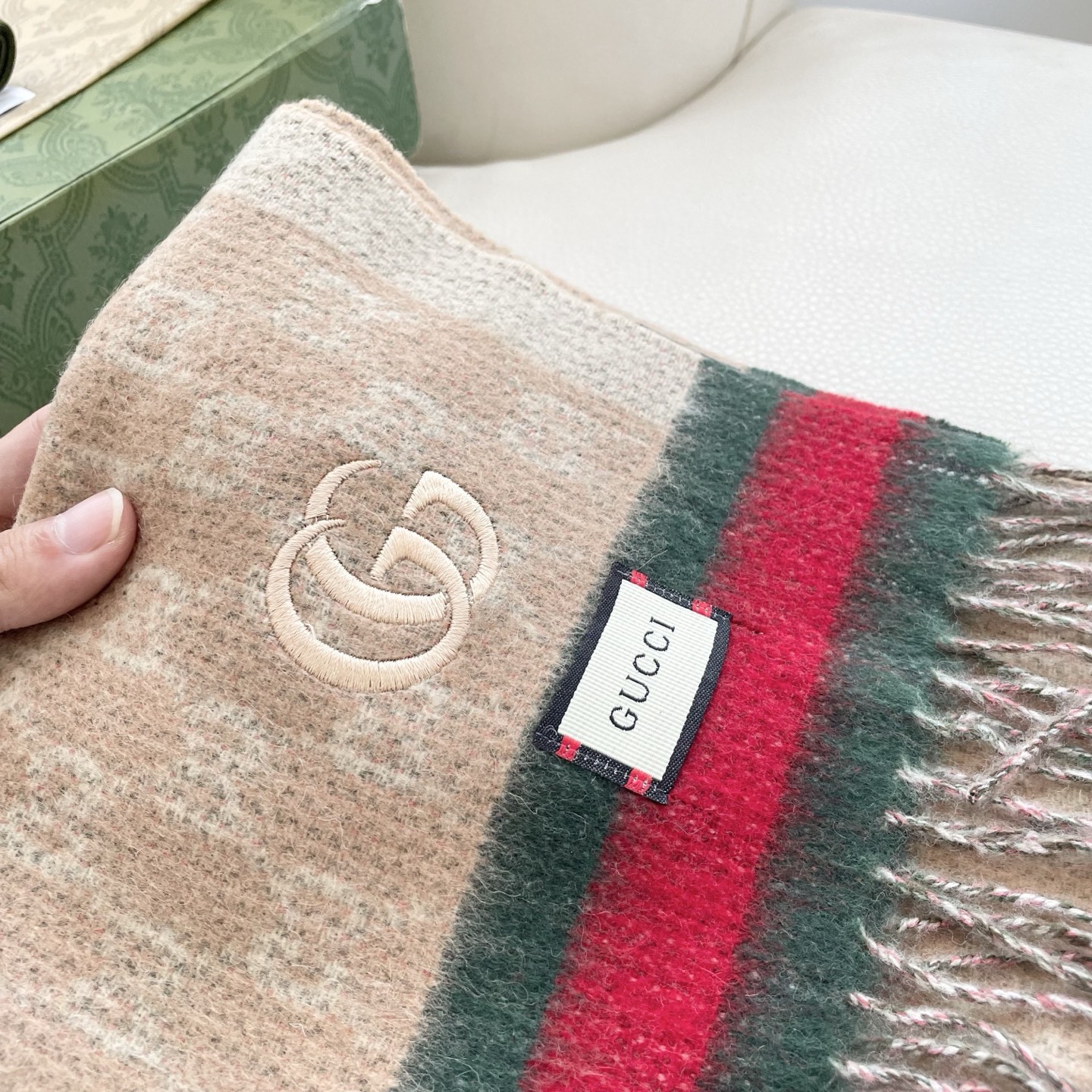 Gucci非常正的围巾~面料大爱，软糯手感，非常柔软细腻舒服‼️经典招牌GG字母元素❤️大气简约，超级好