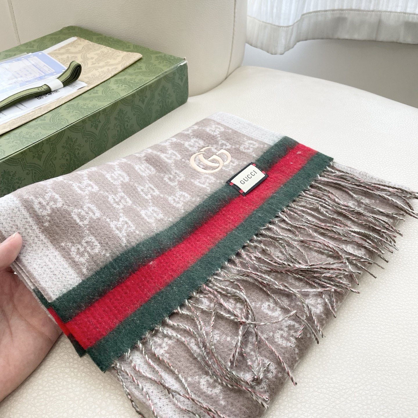 Gucci非常正的围巾~面料大爱，软糯手感，非常柔软细腻舒服‼️经典招牌GG字母元素❤️大气简约，超级好