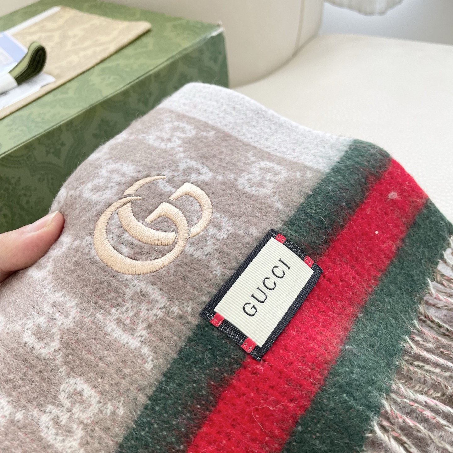 Gucci非常正的围巾~面料大爱，软糯手感，非常柔软细腻舒服‼️经典招牌GG字母元素❤️大气简约，超级好