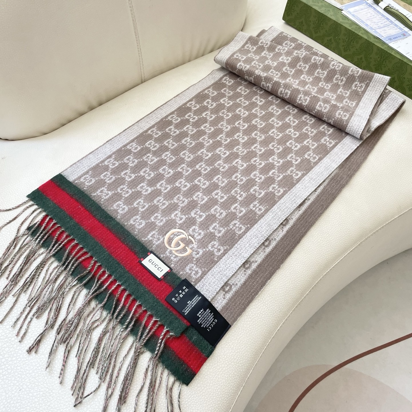 Gucci非常正的围巾~面料大爱，软糯手感，非常柔软细腻舒服‼️经典招牌GG字母元素❤️大气简约，超级好