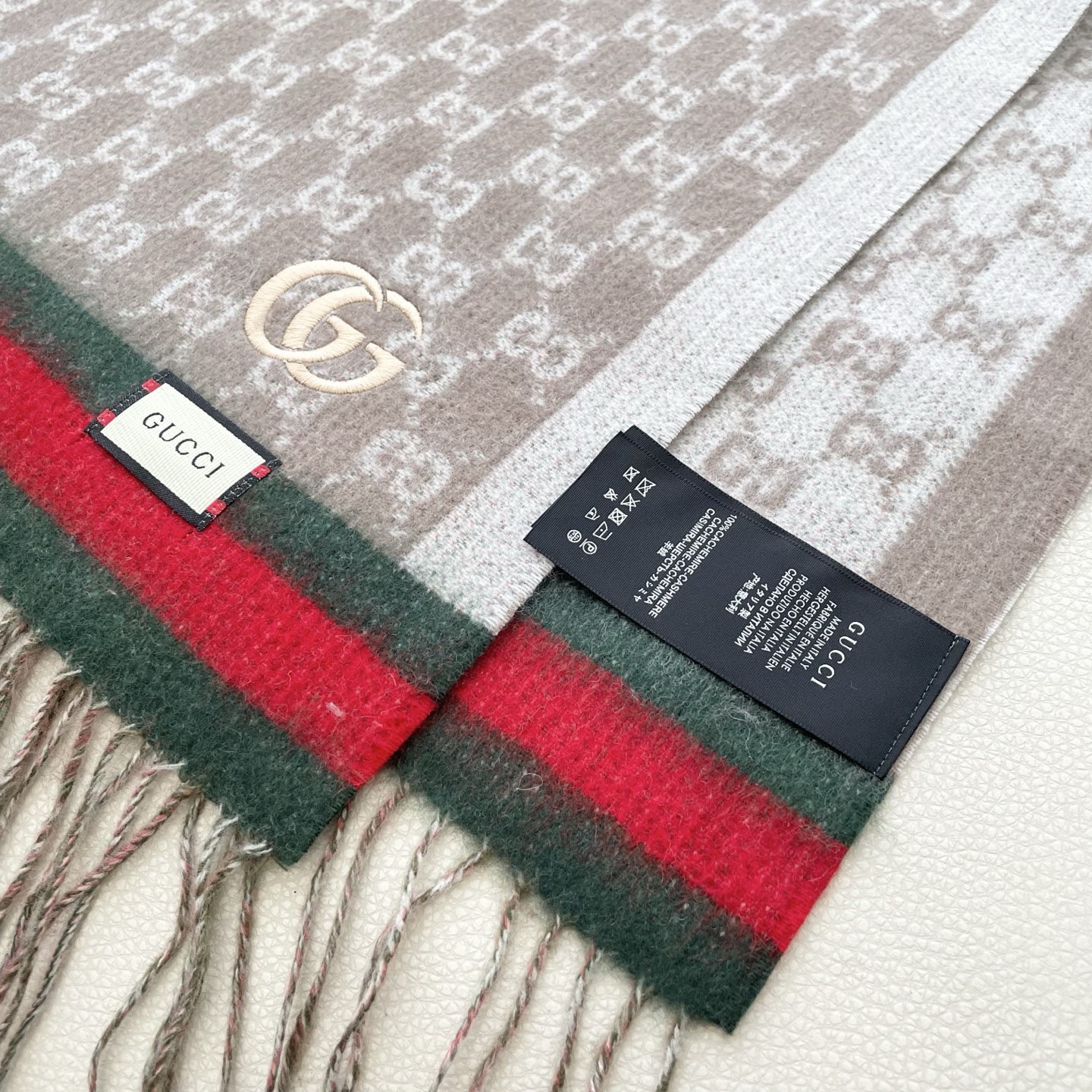 Gucci非常正的围巾~面料大爱，软糯手感，非常柔软细腻舒服‼️经典招牌GG字母元素❤️大气简约，超级好