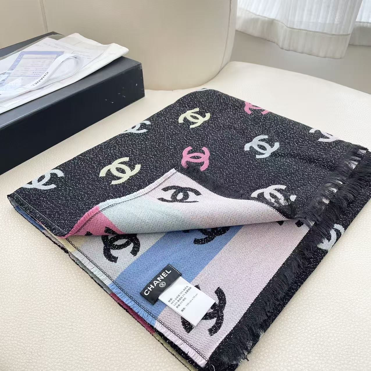 ❤️小香彩虹披肩出口版 三色 因为出口所有没有中文标识的吊牌➕洗唛，质量比国内版更好 今年最热门款式 彩