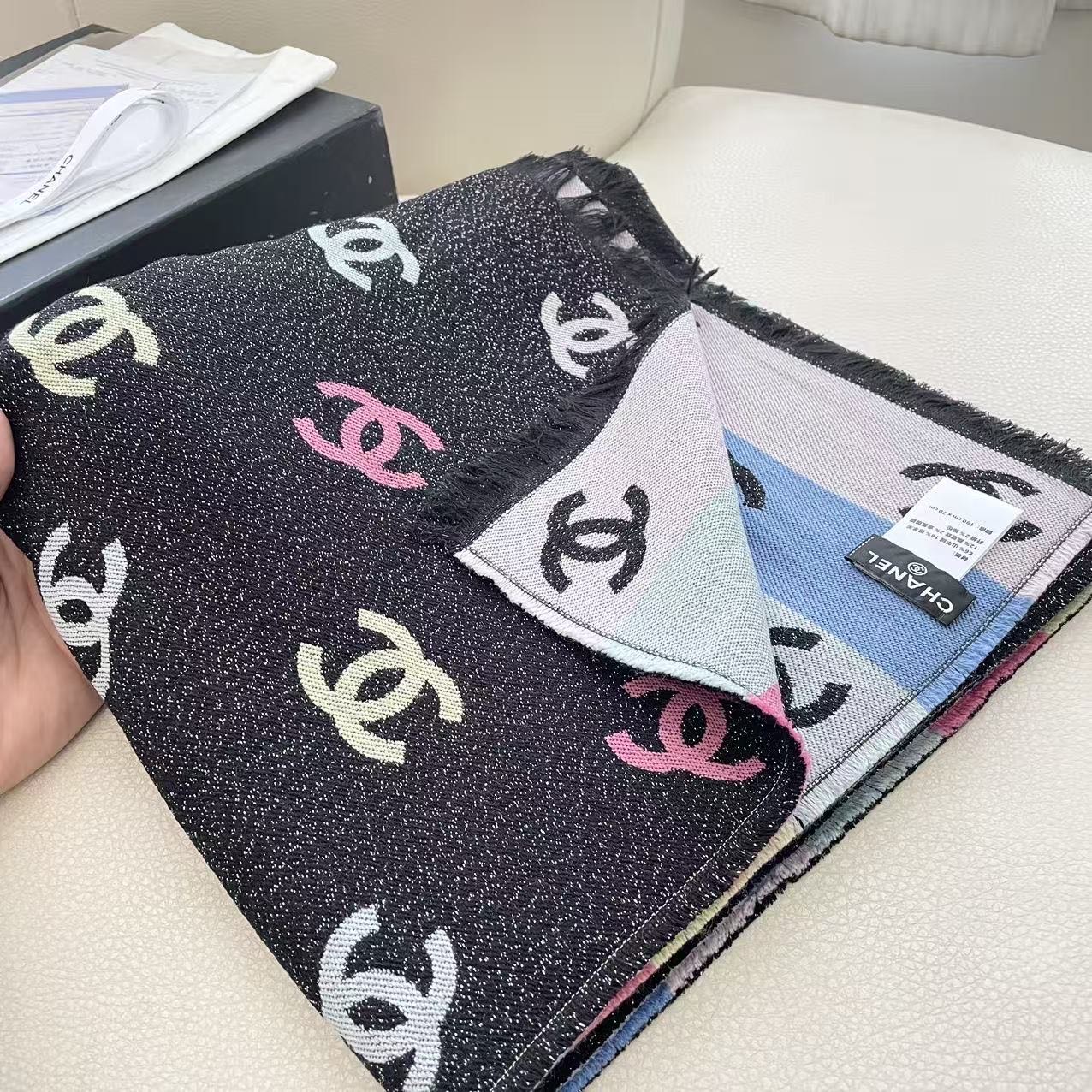 ❤️小香彩虹披肩出口版 三色 因为出口所有没有中文标识的吊牌➕洗唛，质量比国内版更好 今年最热门款式 彩