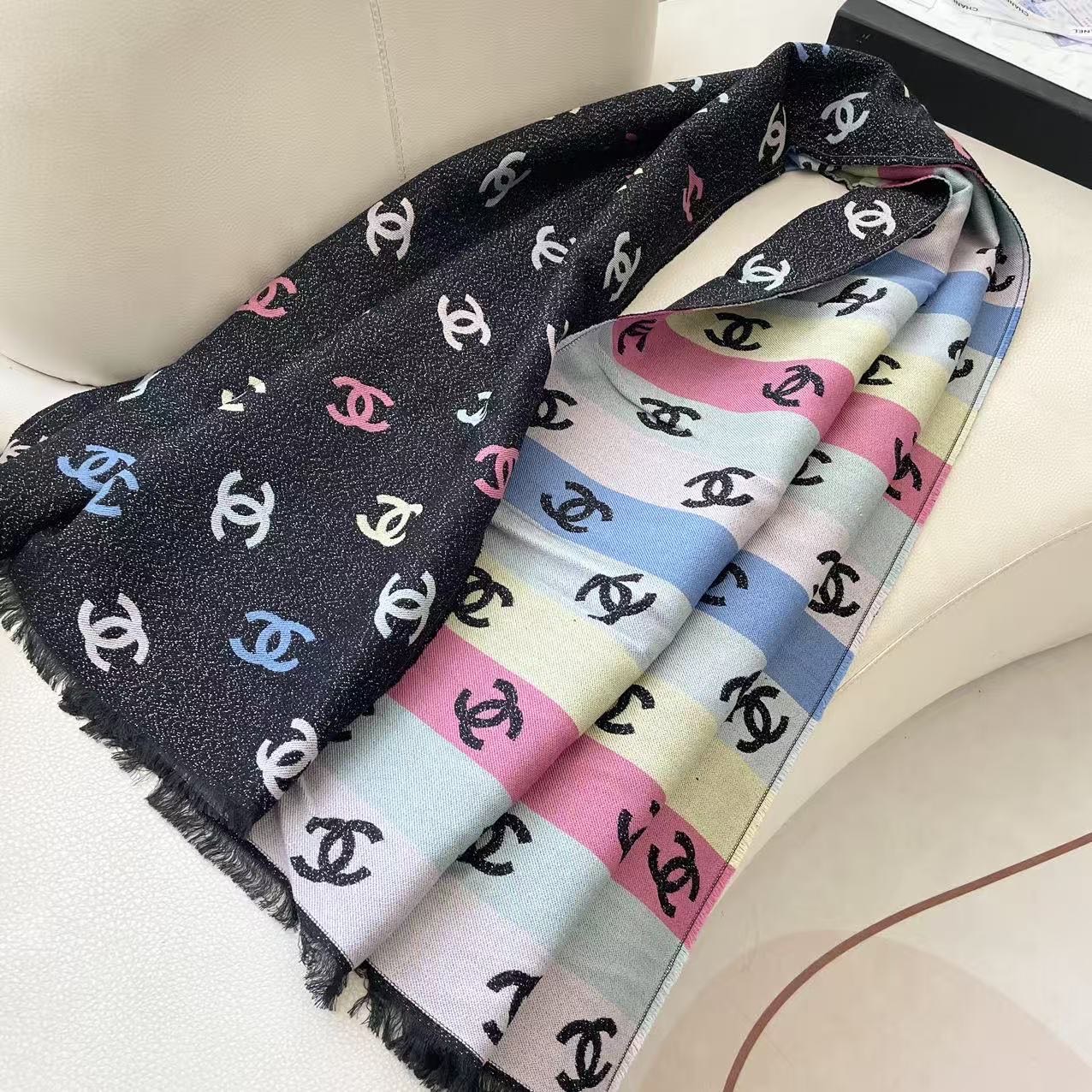 ❤️小香彩虹披肩出口版 三色 因为出口所有没有中文标识的吊牌➕洗唛，质量比国内版更好 今年最热门款式 彩