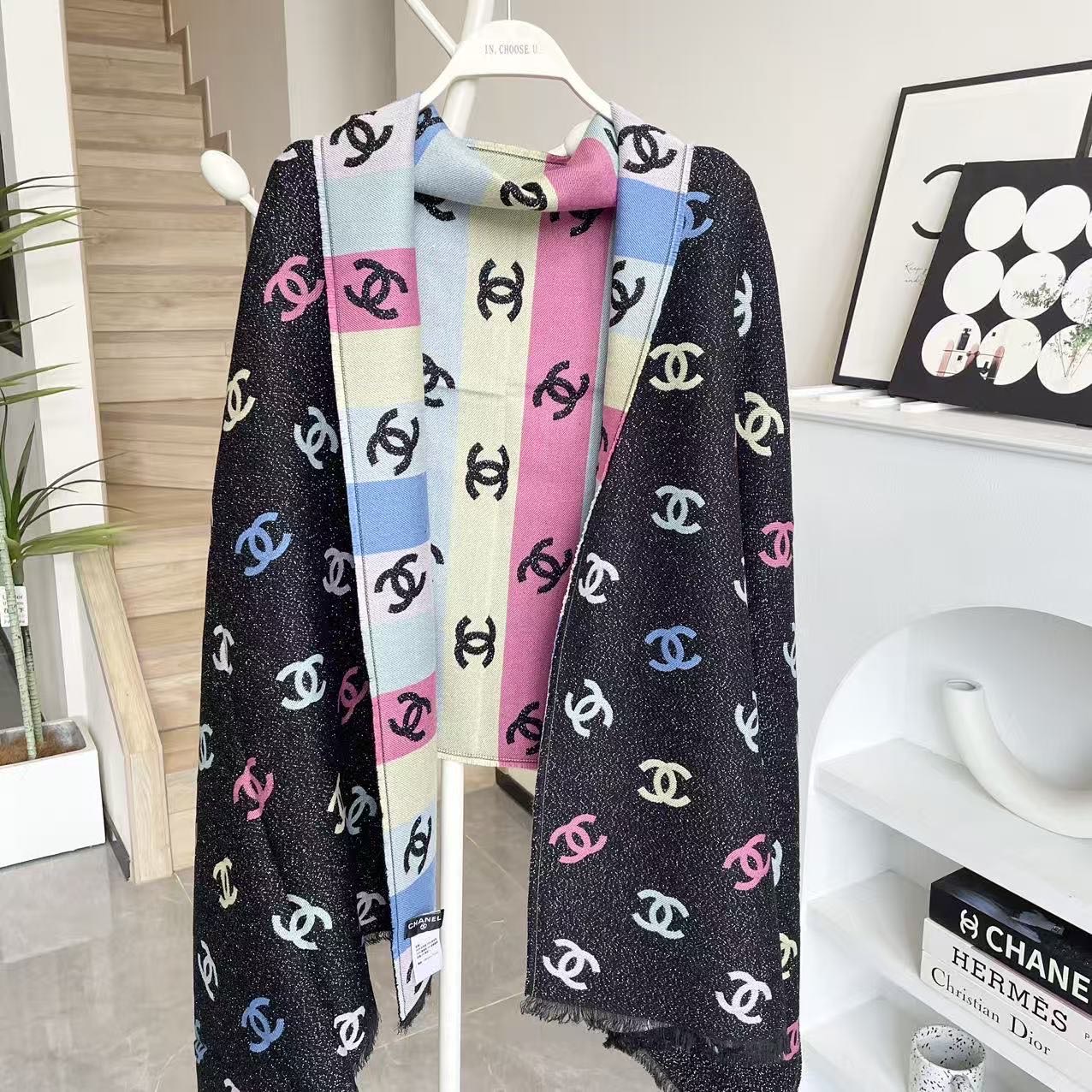 ❤️小香彩虹披肩出口版 三色 因为出口所有没有中文标识的吊牌➕洗唛，质量比国内版更好 今年最热门款式 彩