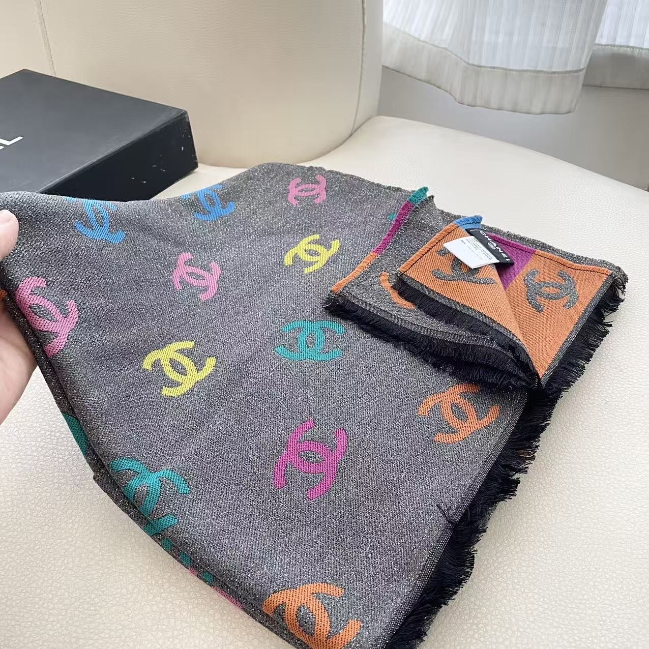 ❤️小香彩虹披肩出口版 三色 因为出口所有没有中文标识的吊牌➕洗唛，质量比国内版更好 今年最热门款式 彩