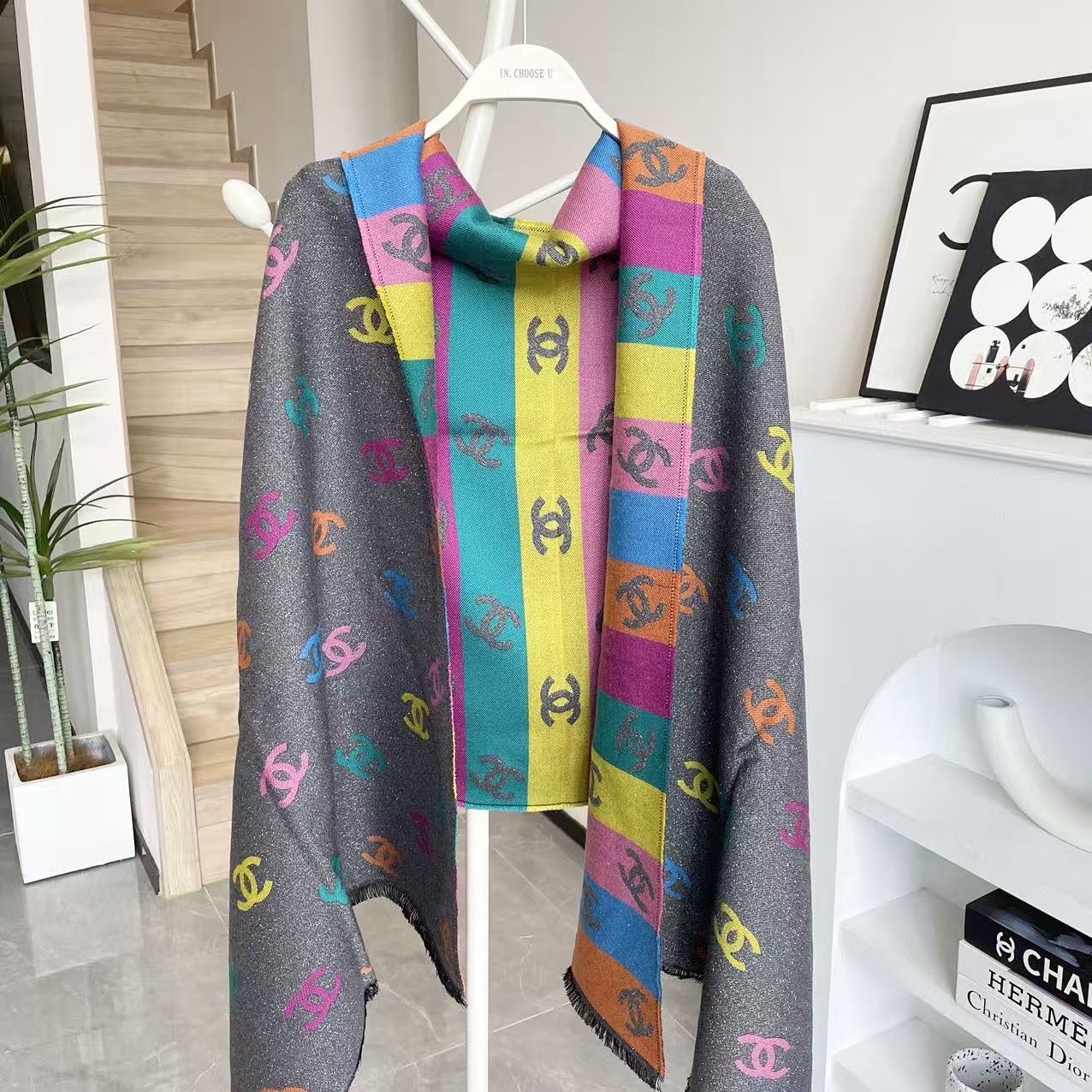 ❤️小香彩虹披肩出口版 三色 因为出口所有没有中文标识的吊牌➕洗唛，质量比国内版更好 今年最热门款式 彩