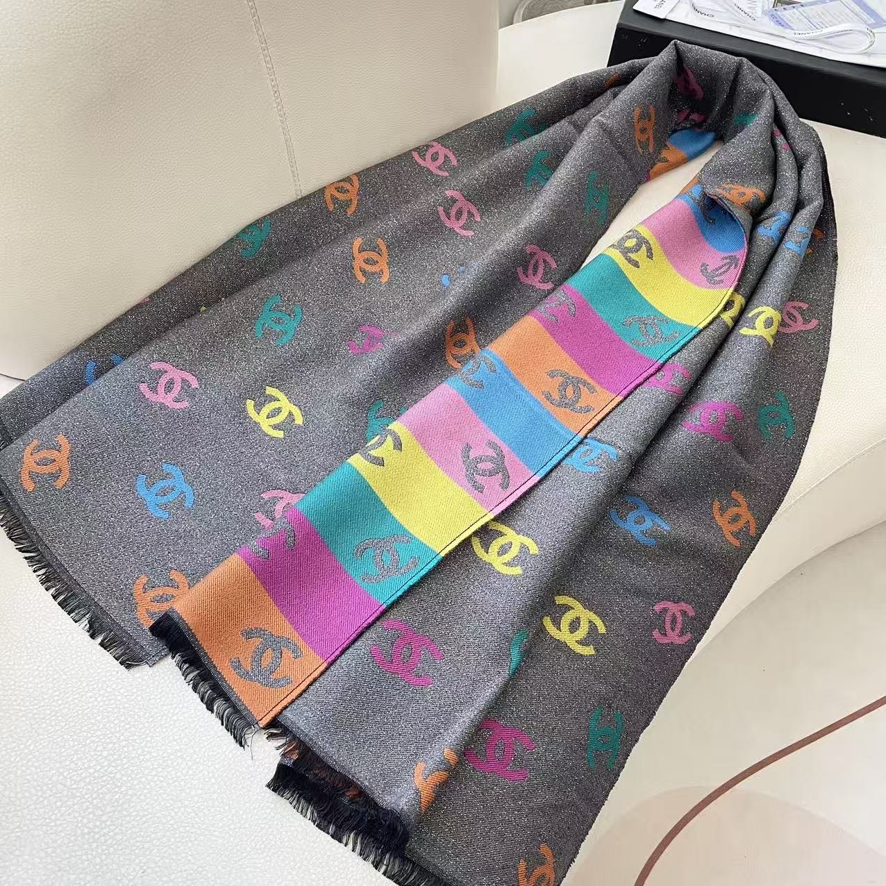 ❤️小香彩虹披肩出口版 三色 因为出口所有没有中文标识的吊牌➕洗唛，质量比国内版更好 今年最热门款式 彩