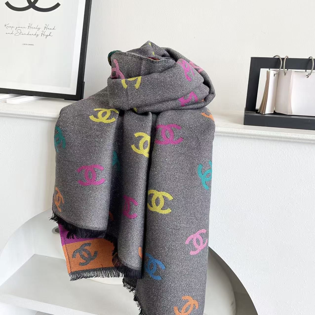 ❤️小香彩虹披肩出口版 三色 因为出口所有没有中文标识的吊牌➕洗唛，质量比国内版更好 今年最热门款式 彩