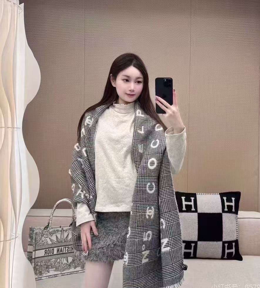 💟香奈儿新款🗣姑娘们出来炸街啦黑色系色调真的无敌经典了。不是俗气的漂白。就本色调，带点米的高级配色。～百