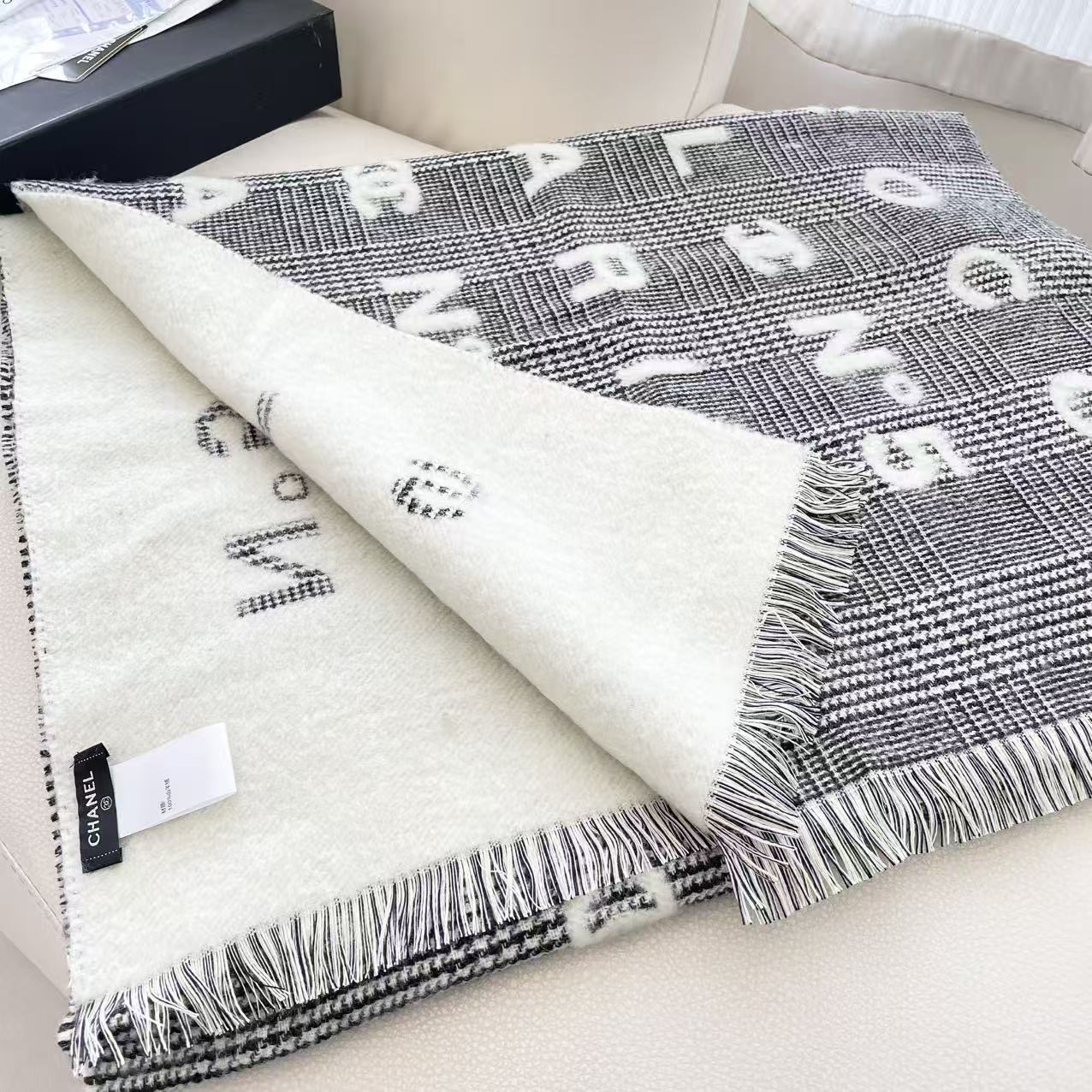 💟香奈儿新款🗣姑娘们出来炸街啦黑色系色调真的无敌经典了。不是俗气的漂白。就本色调，带点米的高级配色。～百