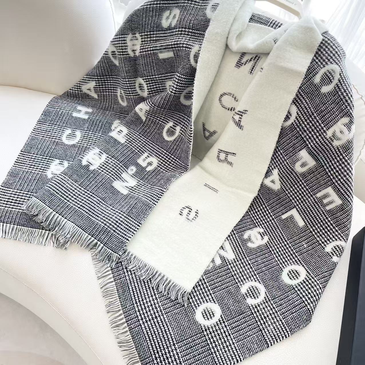 💟香奈儿新款🗣姑娘们出来炸街啦黑色系色调真的无敌经典了。不是俗气的漂白。就本色调，带点米的高级配色。～百