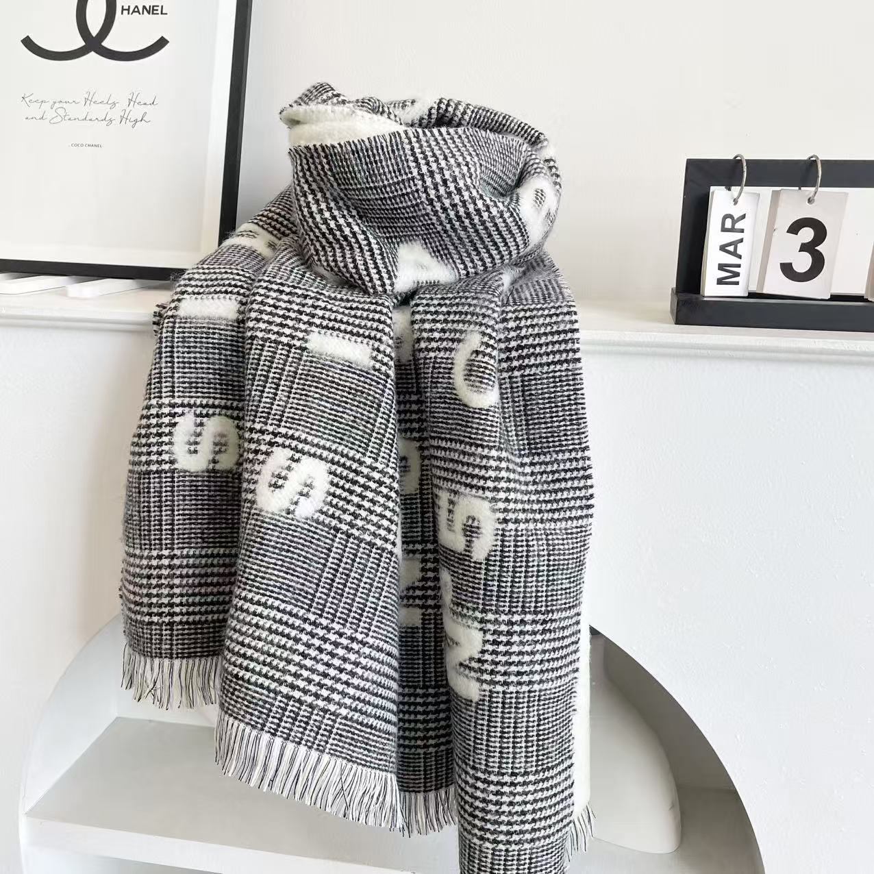 💟香奈儿新款🗣姑娘们出来炸街啦黑色系色调真的无敌经典了。不是俗气的漂白。就本色调，带点米的高级配色。～百