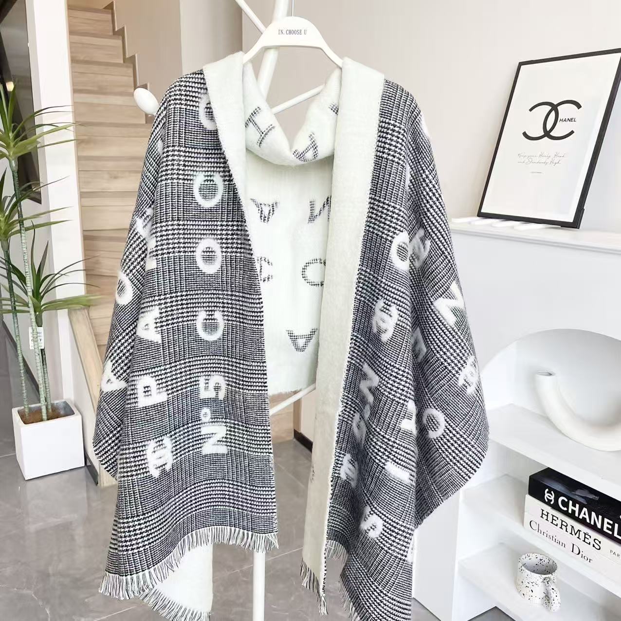 💟香奈儿新款🗣姑娘们出来炸街啦黑色系色调真的无敌经典了。不是俗气的漂白。就本色调，带点米的高级配色。～百