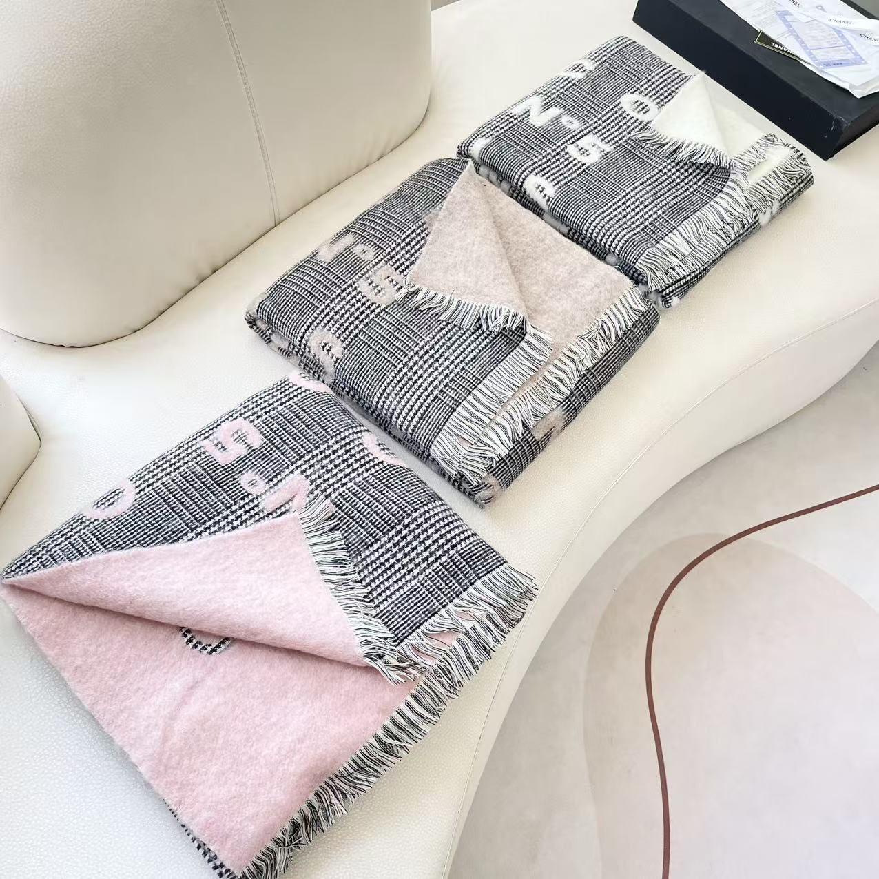 💟香奈儿新款🗣姑娘们出来炸街啦黑色系色调真的无敌经典了。不是俗气的漂白。就本色调，带点米的高级配色。～百