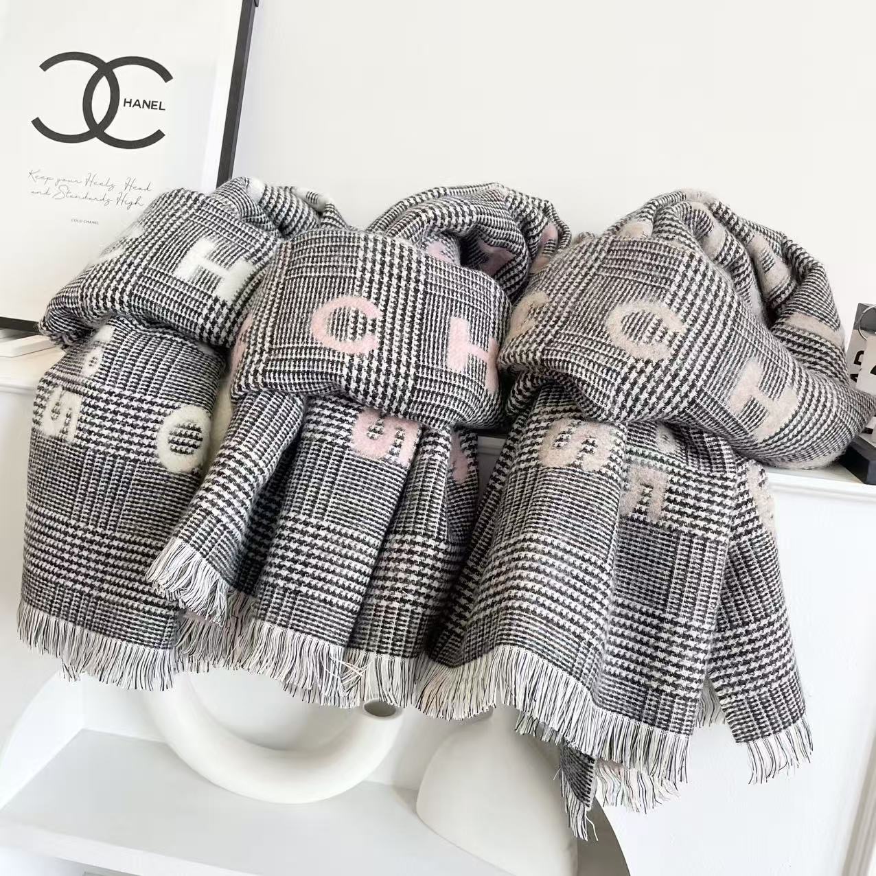 💟香奈儿新款🗣姑娘们出来炸街啦黑色系色调真的无敌经典了。不是俗气的漂白。就本色调，带点米的高级配色。～百