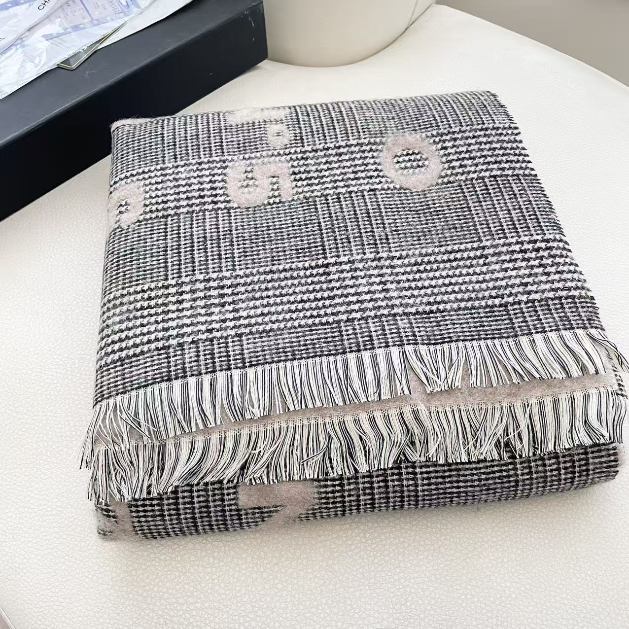 💟香奈儿新款🗣姑娘们出来炸街啦黑色系色调真的无敌经典了。不是俗气的漂白。就本色调，带点米的高级配色。～百