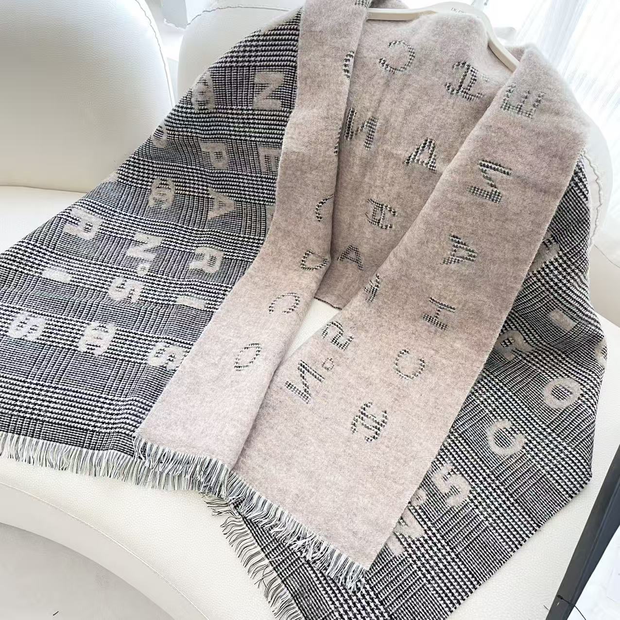 💟香奈儿新款🗣姑娘们出来炸街啦黑色系色调真的无敌经典了。不是俗气的漂白。就本色调，带点米的高级配色。～百