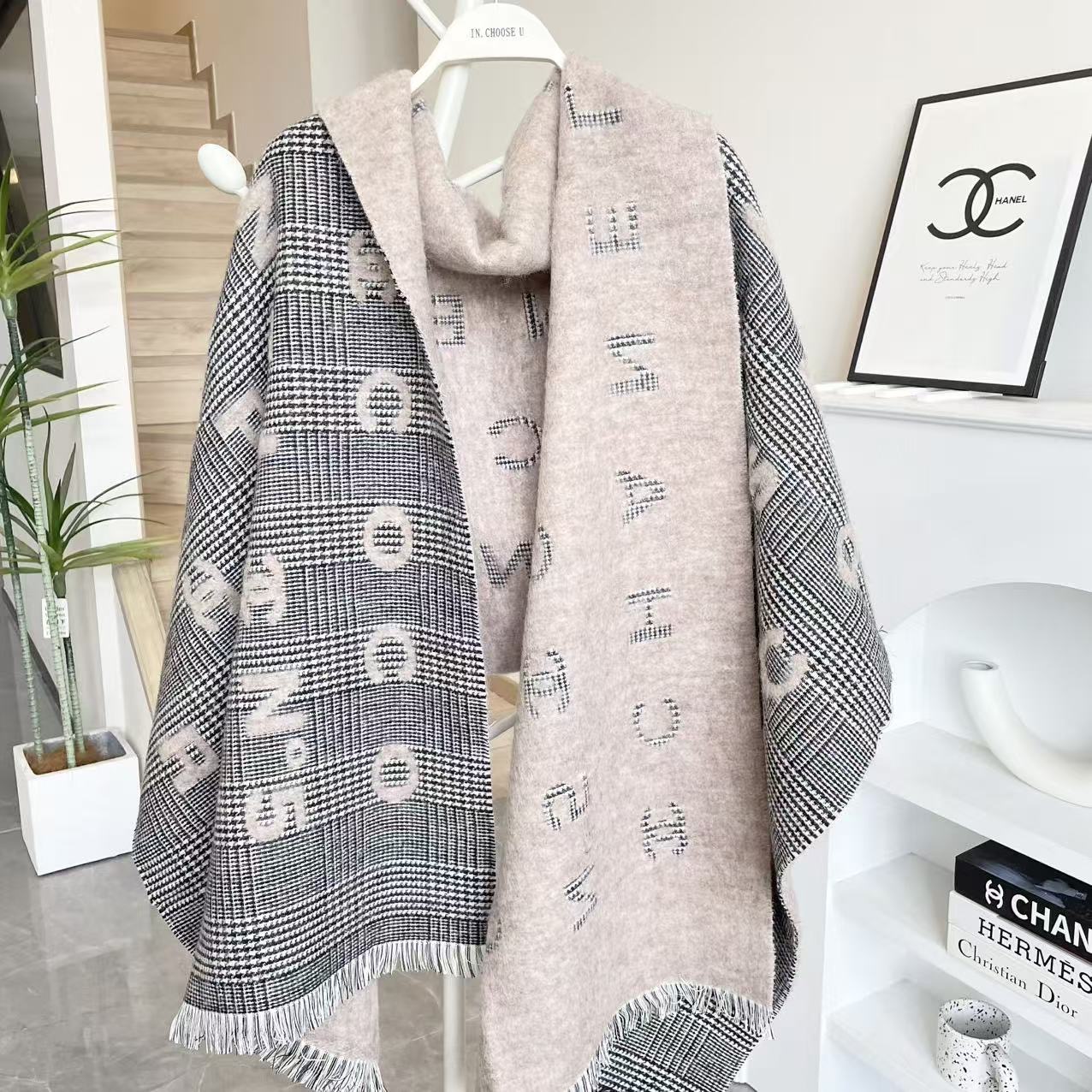 💟香奈儿新款🗣姑娘们出来炸街啦黑色系色调真的无敌经典了。不是俗气的漂白。就本色调，带点米的高级配色。～百