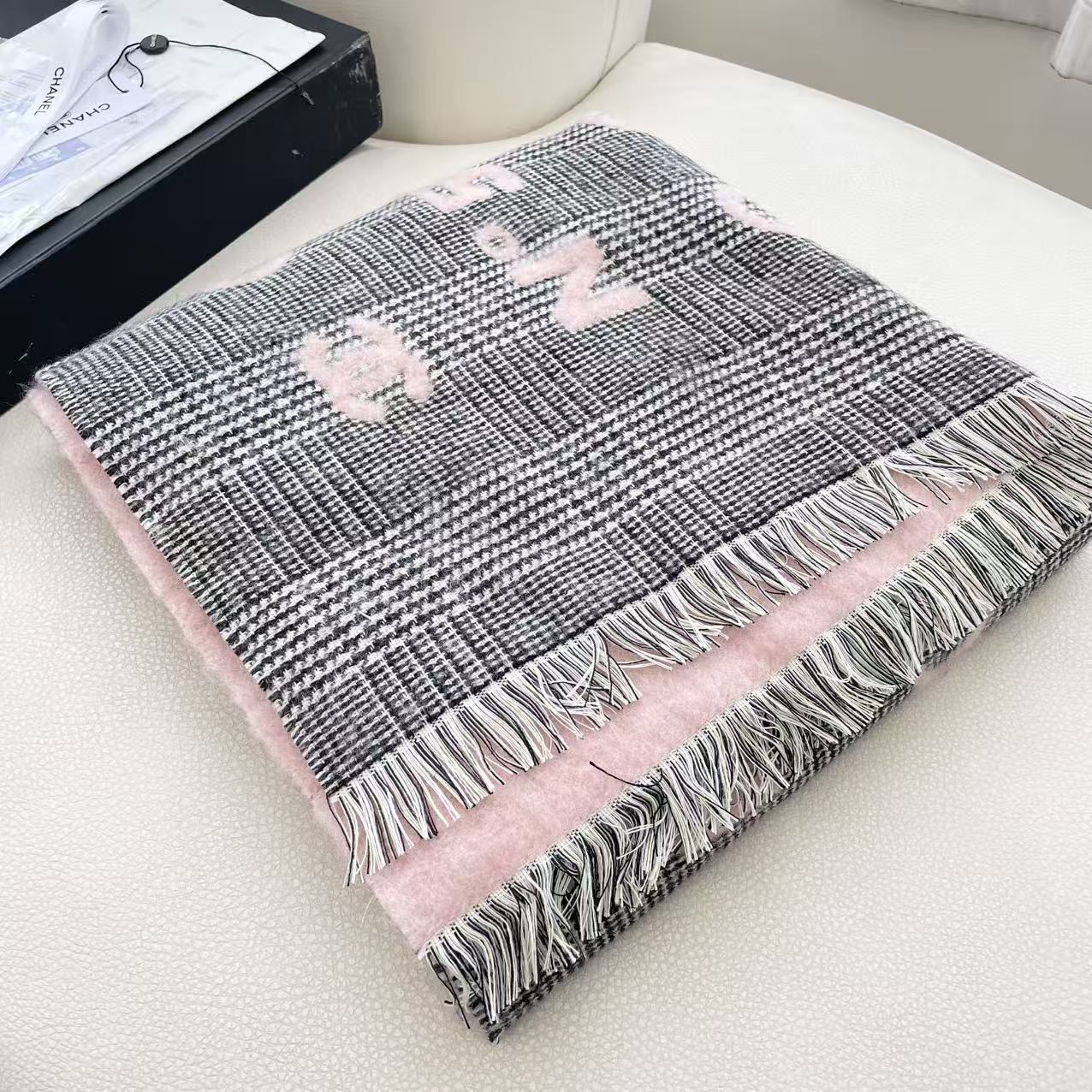 💟香奈儿新款🗣姑娘们出来炸街啦黑色系色调真的无敌经典了。不是俗气的漂白。就本色调，带点米的高级配色。～百