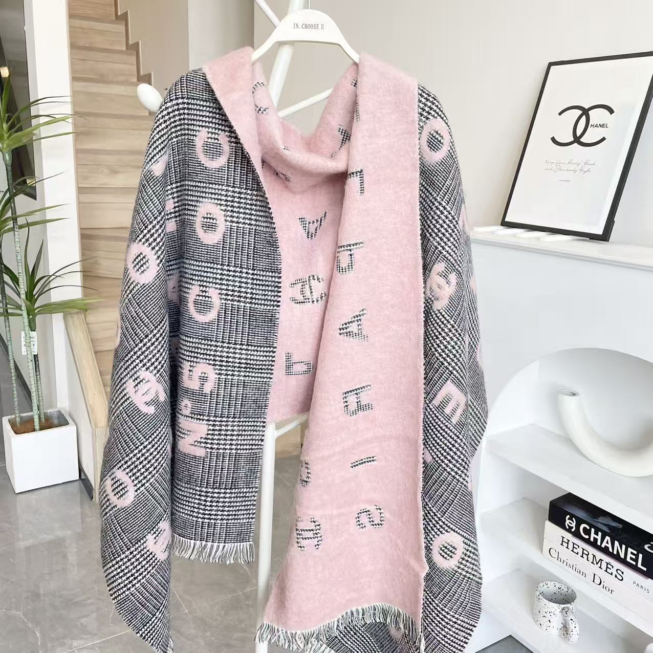 💟香奈儿新款🗣姑娘们出来炸街啦黑色系色调真的无敌经典了。不是俗气的漂白。就本色调，带点米的高级配色。～百