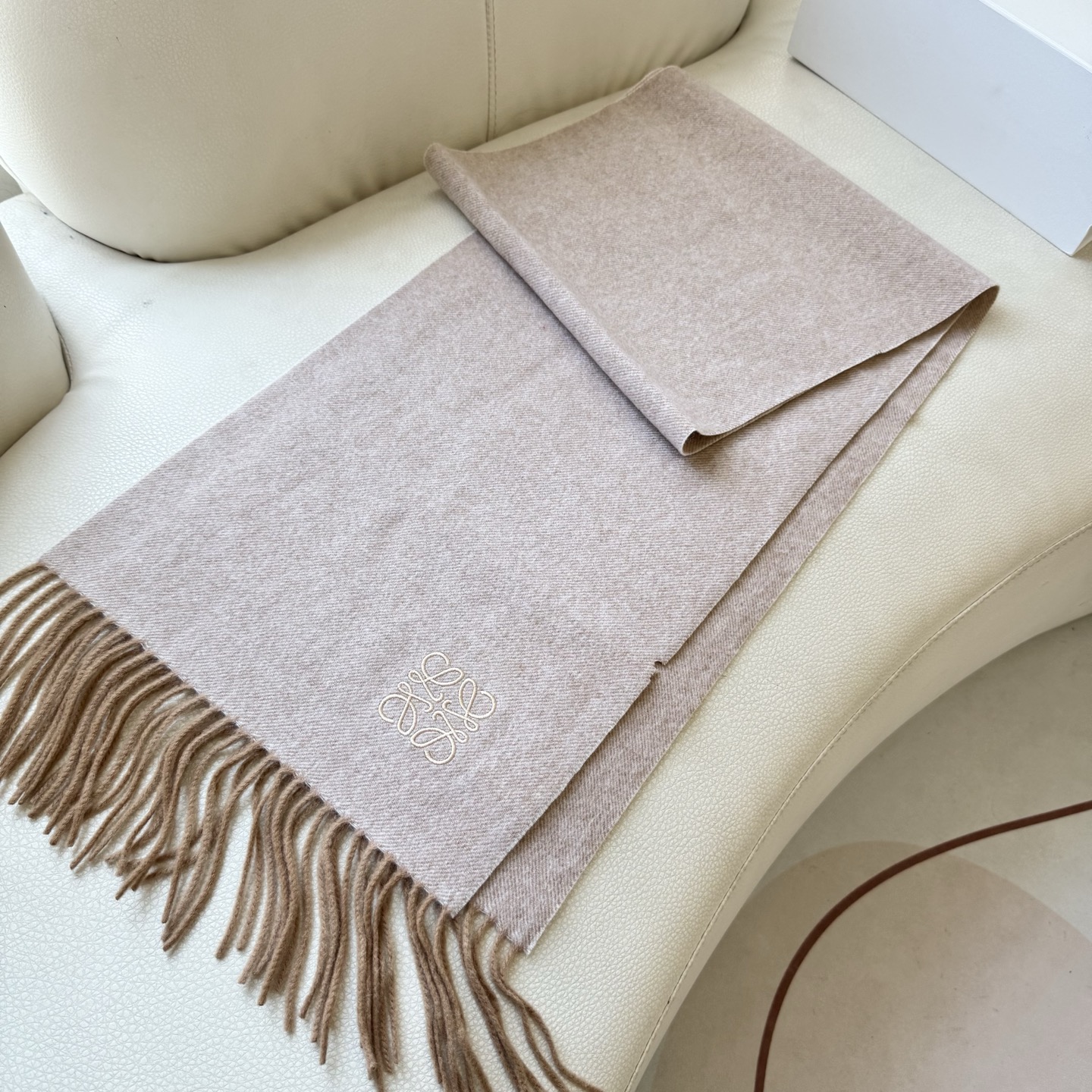 。爆款‼️顶级高尖端⚠️【LOEWE罗意威直供迪拜出口货‼️】🎀官网双面罗意威新品✨双面羊绒围巾♨️高尖