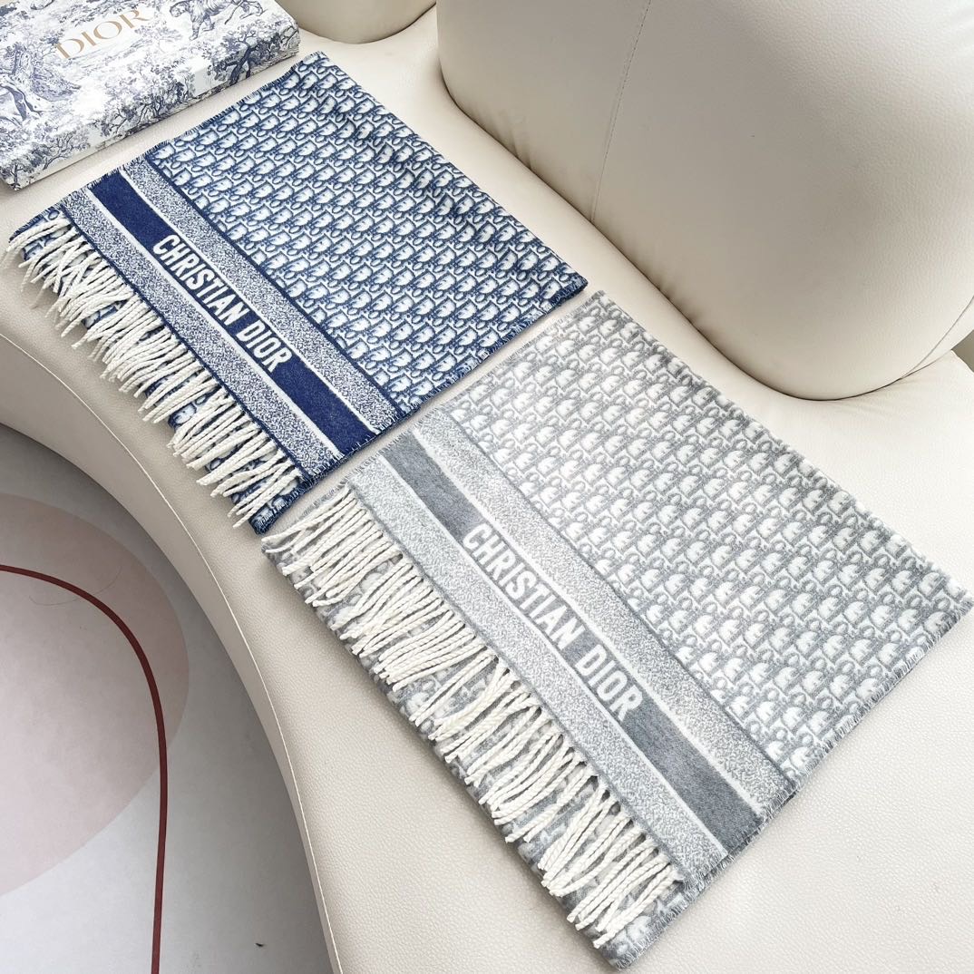 迪奥（Dior）明星同款dd围巾。经典款永远不会过时，而且超百搭。超级好看！！果断自留！精致散须 率真不