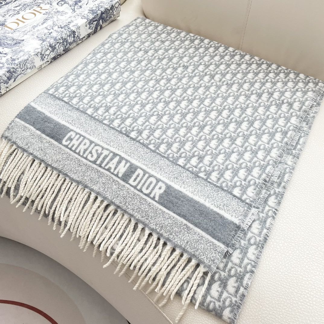 迪奥（Dior）明星同款dd围巾。经典款永远不会过时，而且超百搭。超级好看！！果断自留！精致散须 率真不