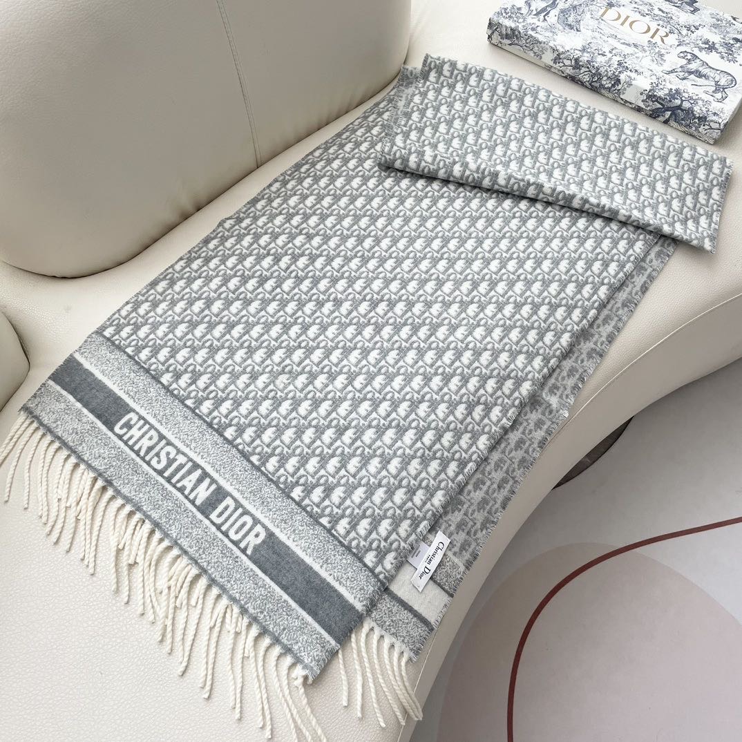 迪奥（Dior）明星同款dd围巾。经典款永远不会过时，而且超百搭。超级好看！！果断自留！精致散须 率真不