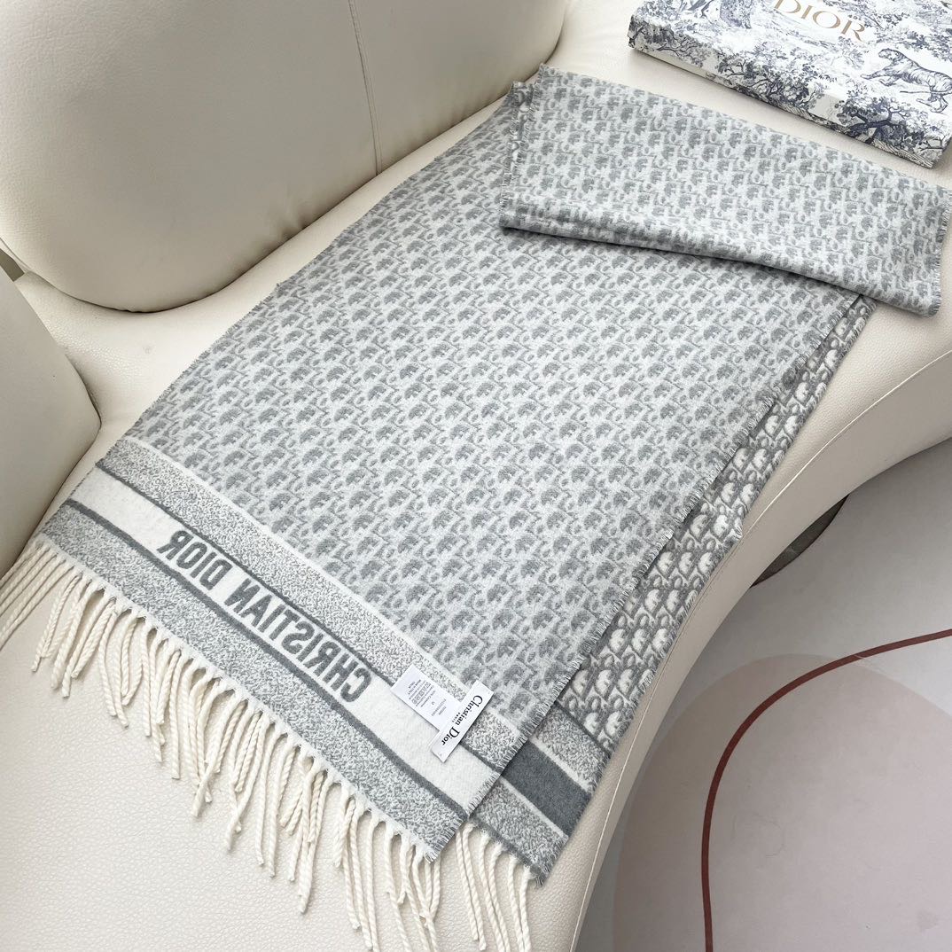 迪奥（Dior）明星同款dd围巾。经典款永远不会过时，而且超百搭。超级好看！！果断自留！精致散须 率真不