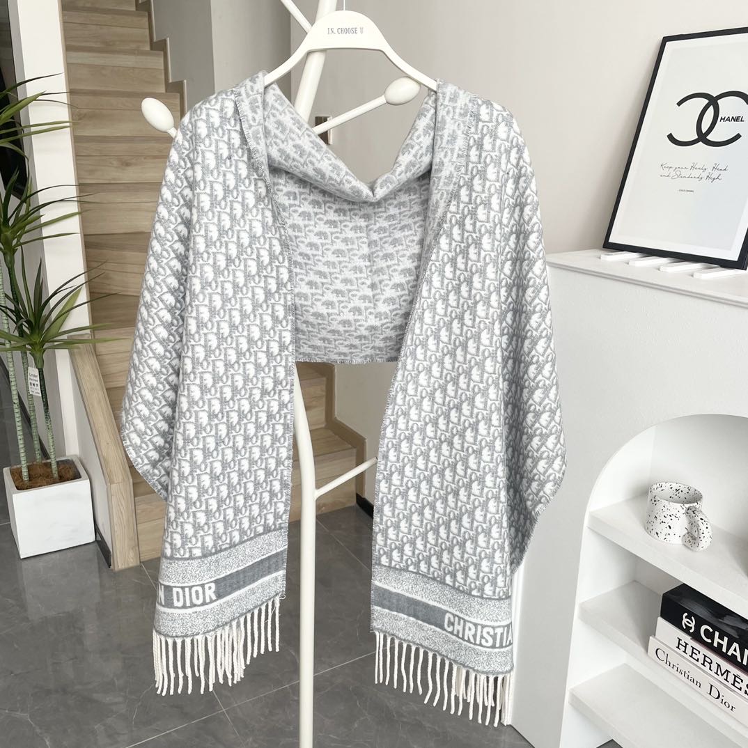 迪奥（Dior）明星同款dd围巾。经典款永远不会过时，而且超百搭。超级好看！！果断自留！精致散须 率真不