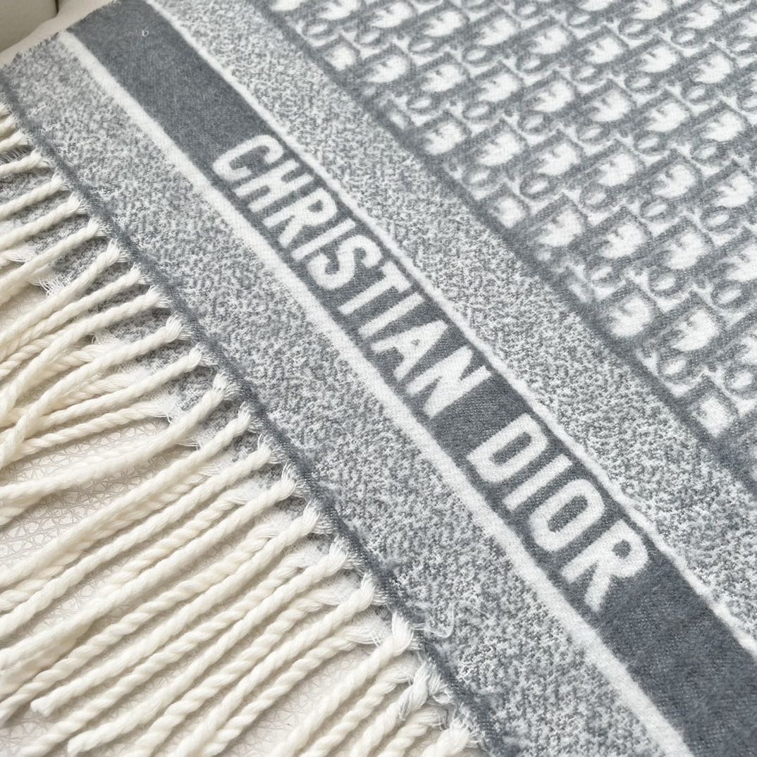 迪奥（Dior）明星同款dd围巾。经典款永远不会过时，而且超百搭。超级好看！！果断自留！精致散须 率真不